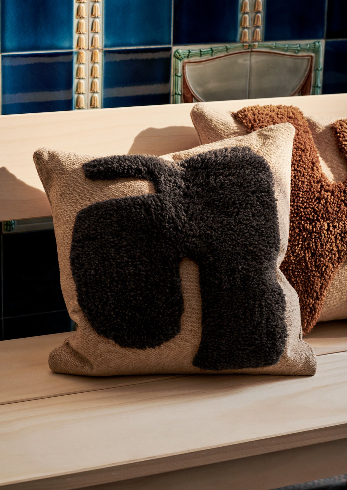 Lay Kissen in Sand / Dark Brown präsentiert im Onlineshop von KAQTU Design AG. Kissen ist von Ferm Living