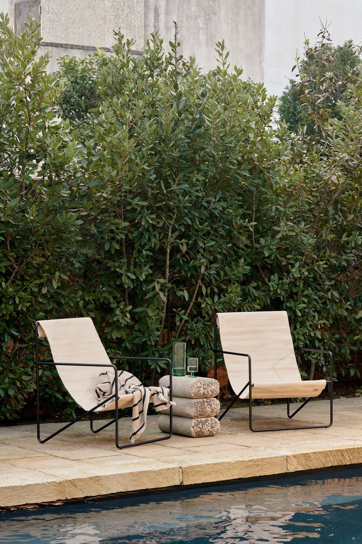 Desert Loungestuhl in Black/Cloud präsentiert im Onlineshop von KAQTU Design AG. Outdoor-Sessel mit Armlehnen ist von Ferm Living
