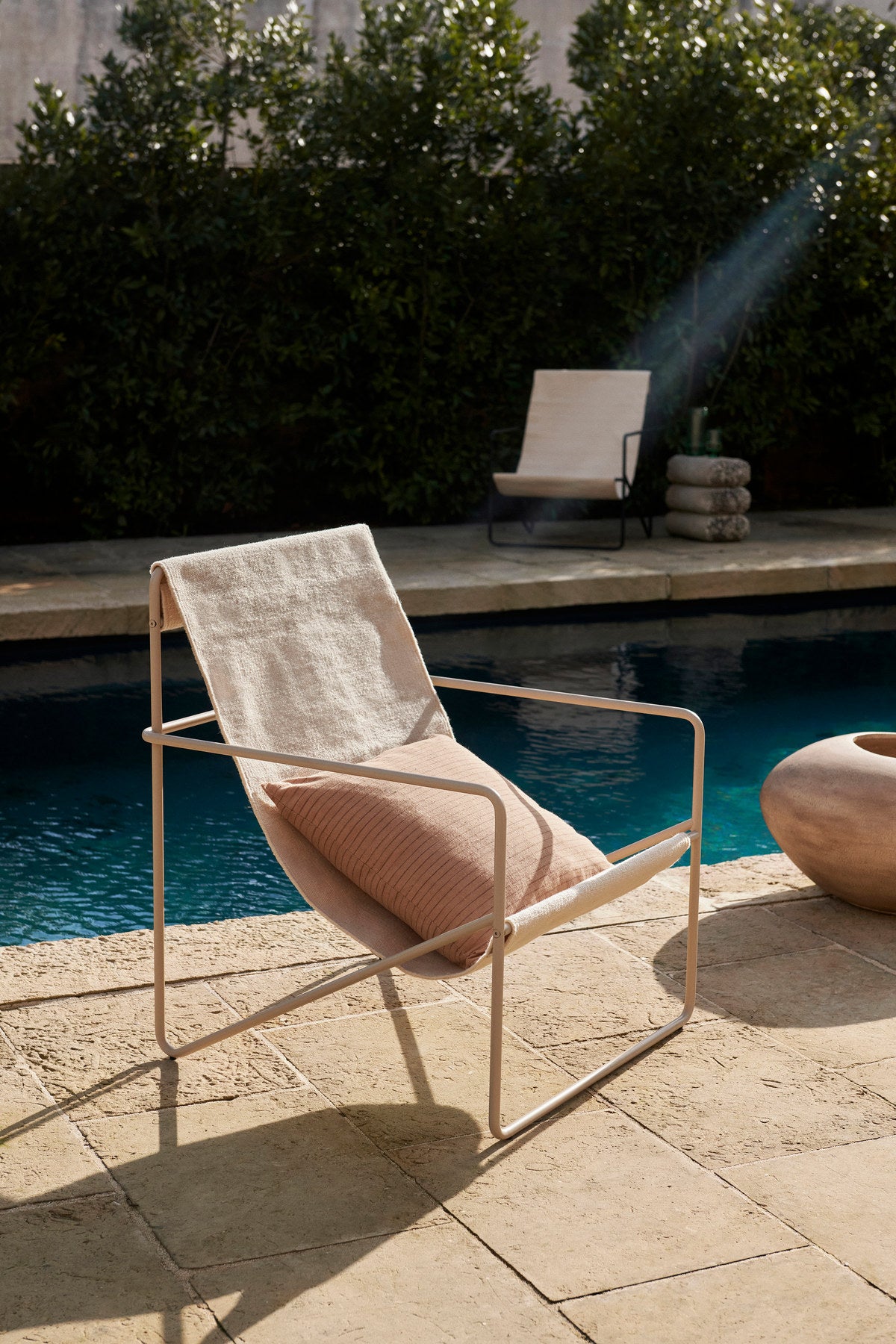 Desert Loungestuhl in Cashmere/Cloud präsentiert im Onlineshop von KAQTU Design AG. Outdoor-Sessel mit Armlehnen ist von Ferm Living