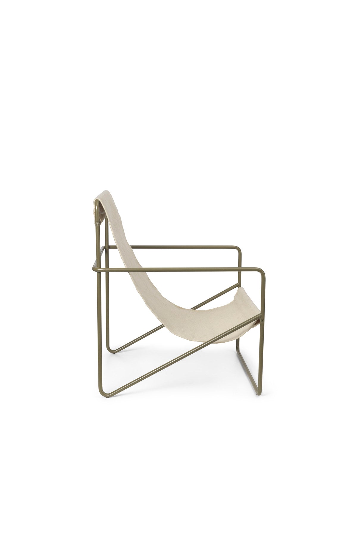Desert Loungestuhl in Olive/Cloud präsentiert im Onlineshop von KAQTU Design AG. Outdoor-Sessel mit Armlehnen ist von Ferm Living