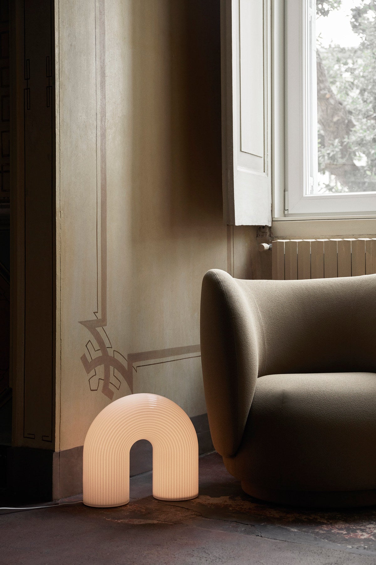 Vuelta Stehleuchte in Weiss präsentiert im Onlineshop von KAQTU Design AG. Stehleuchte ist von Ferm Living