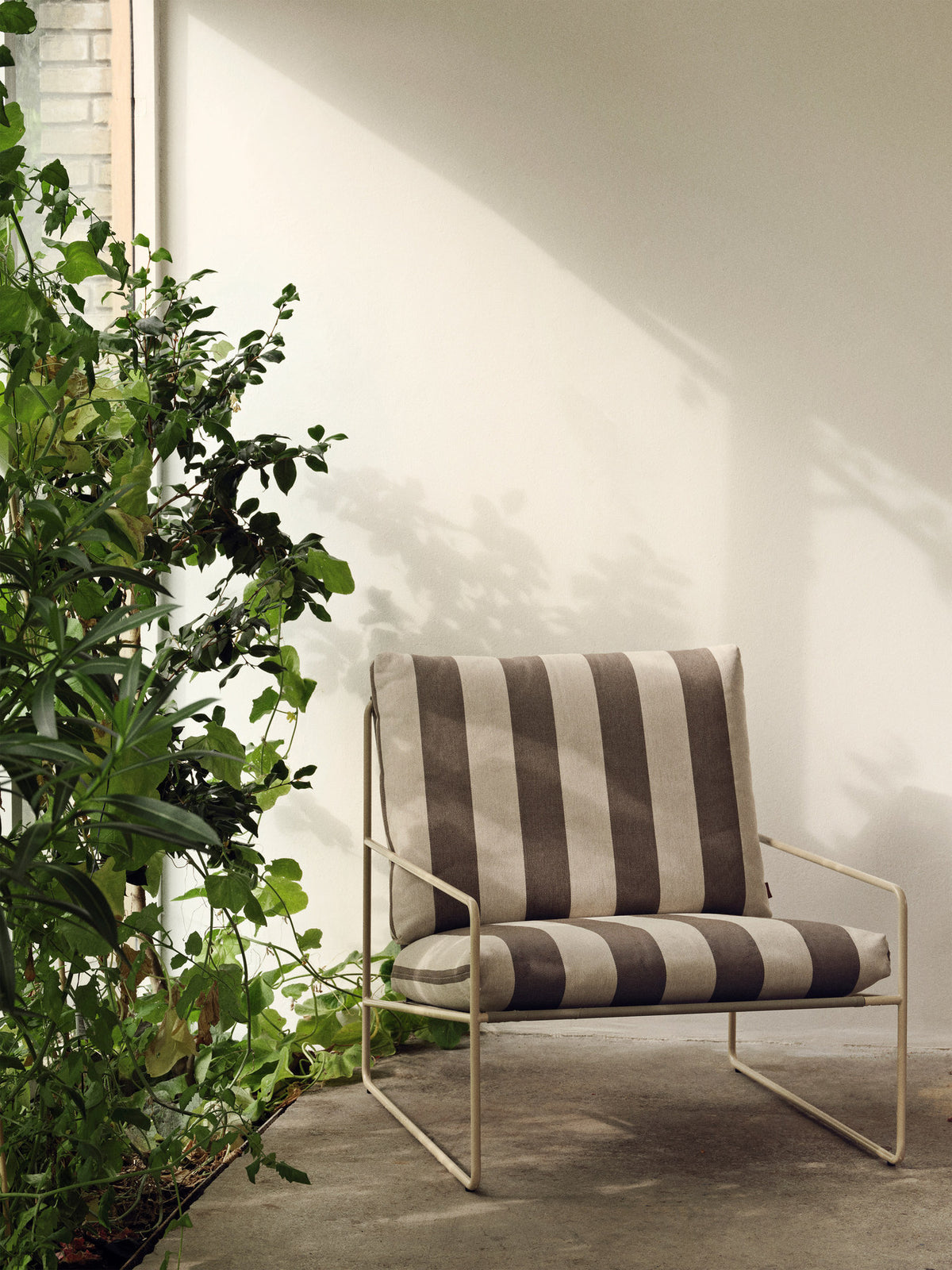 Desert 1-seater Dolce in Weiss / Braun präsentiert im Onlineshop von KAQTU Design AG. Outdoor-Sessel mit Armlehnen ist von Ferm Living