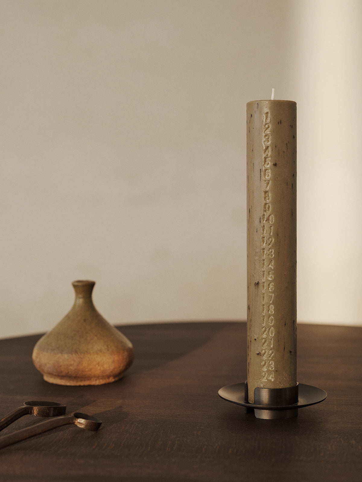 Block Kerzenständer in Black Brass präsentiert im Onlineshop von KAQTU Design AG. Kerzenständer ist von Ferm Living