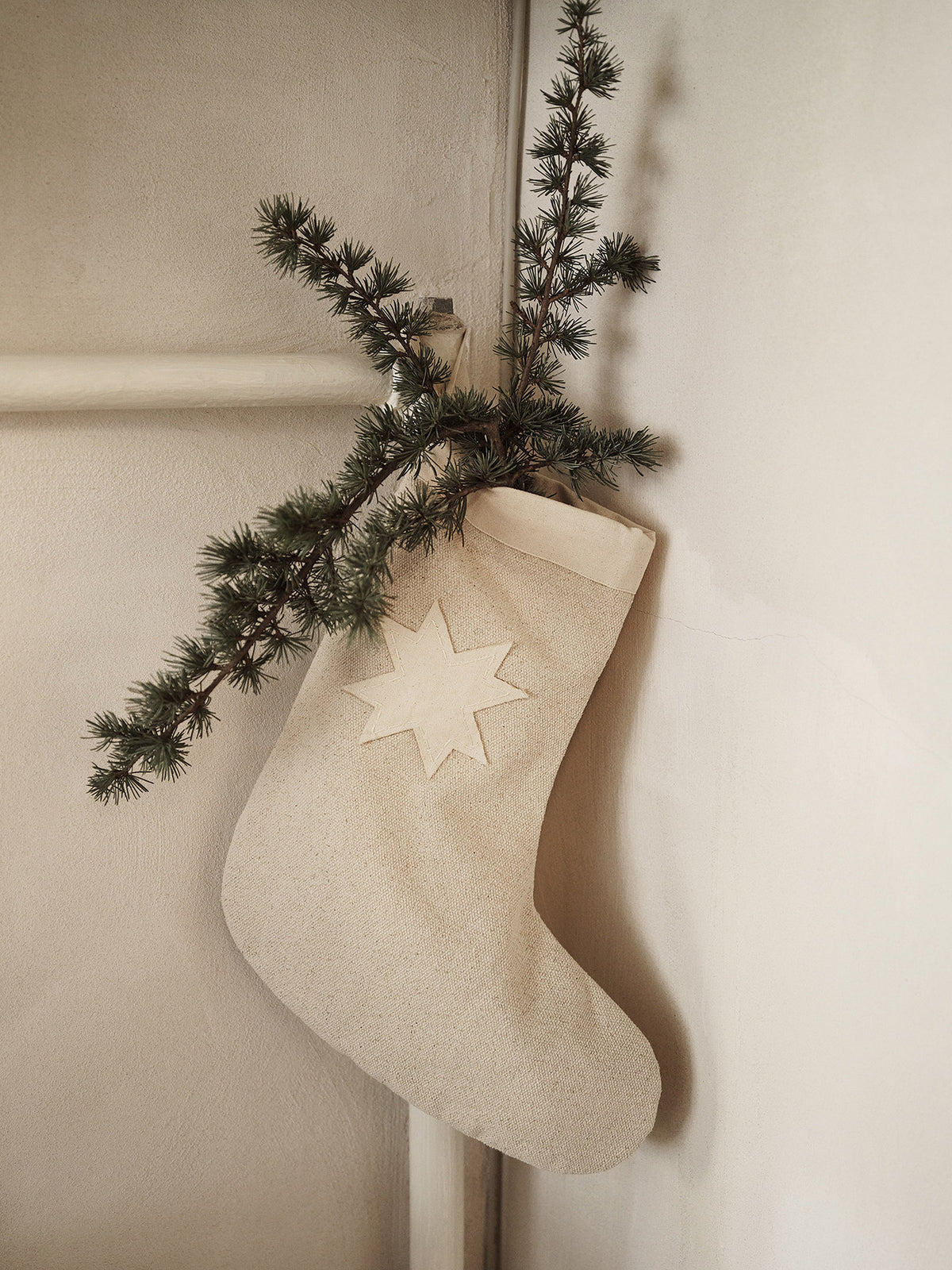 Vela Christmas Stocking in Natural präsentiert im Onlineshop von KAQTU Design AG. Weihnachtszubehör ist von Ferm Living