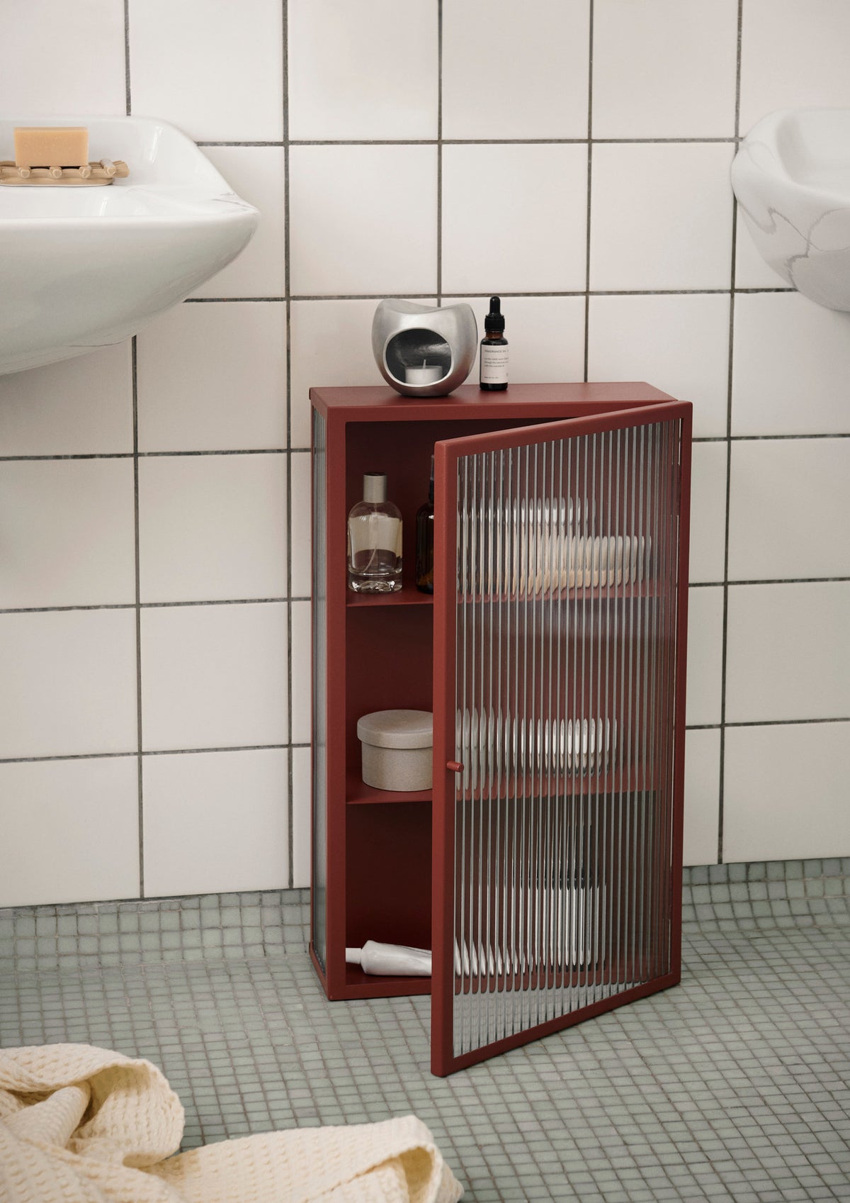 Haze Wandschrank, Geriffeltes Glas in Oxide Red präsentiert im Onlineshop von KAQTU Design AG. Wandschrank ist von Ferm Living