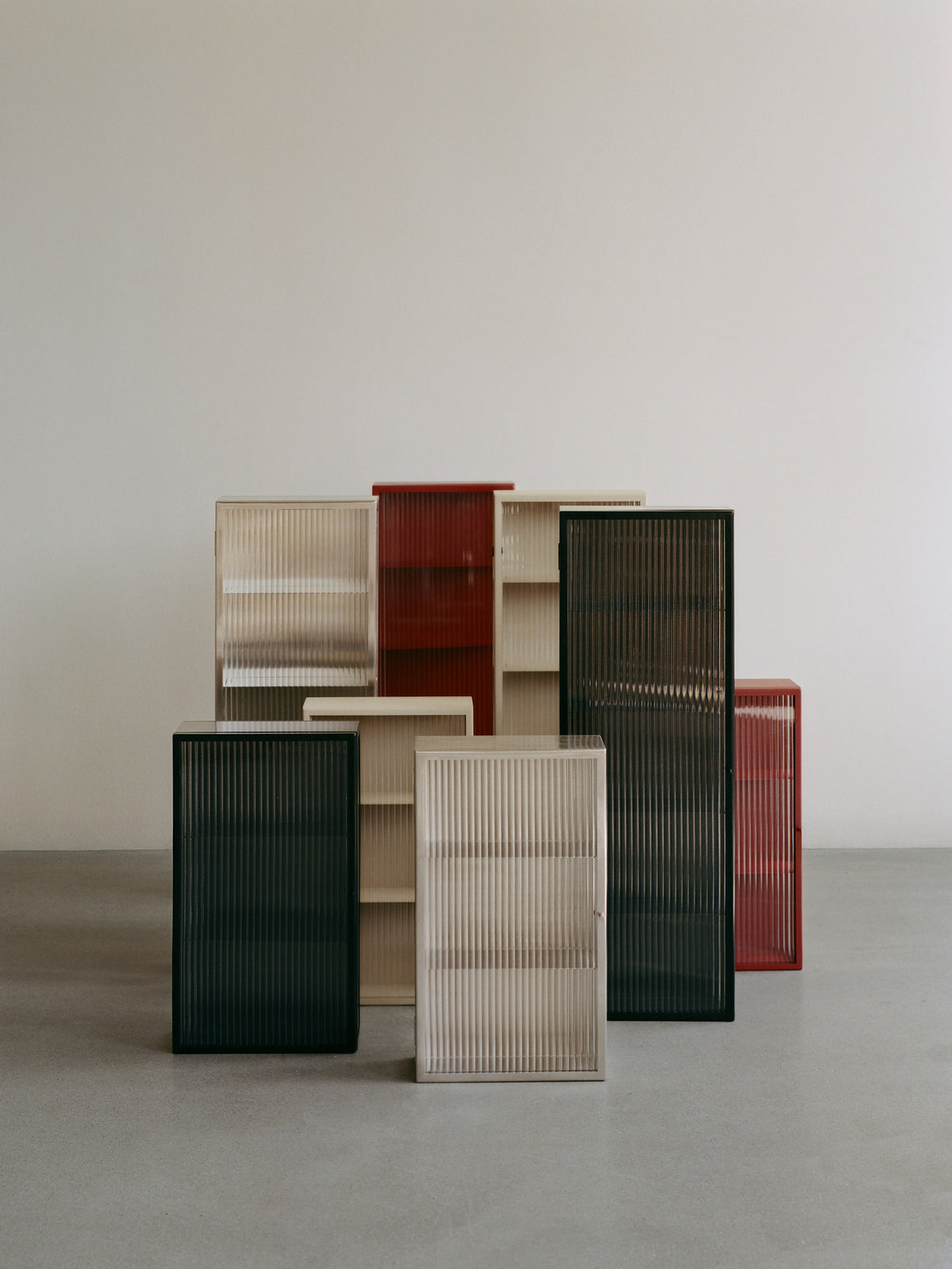Haze Wandschrank, Geriffeltes Glas in Oxide Red präsentiert im Onlineshop von KAQTU Design AG. Wandschrank ist von Ferm Living