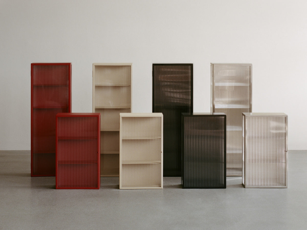 Haze Wandschrank, Geriffeltes Glas in Oxide Red präsentiert im Onlineshop von KAQTU Design AG. Wandschrank ist von Ferm Living