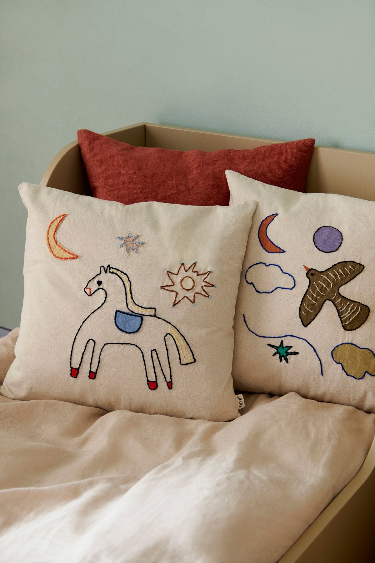 Naive Kissen in Bird präsentiert im Onlineshop von KAQTU Design AG. Kissen ist von Ferm Living
