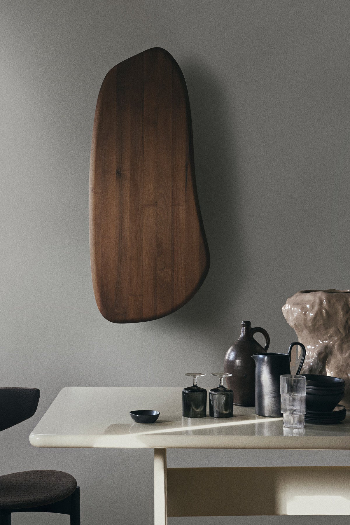 Feve Wandschrank in Walnuss präsentiert im Onlineshop von KAQTU Design AG. Wandregal ist von Ferm Living