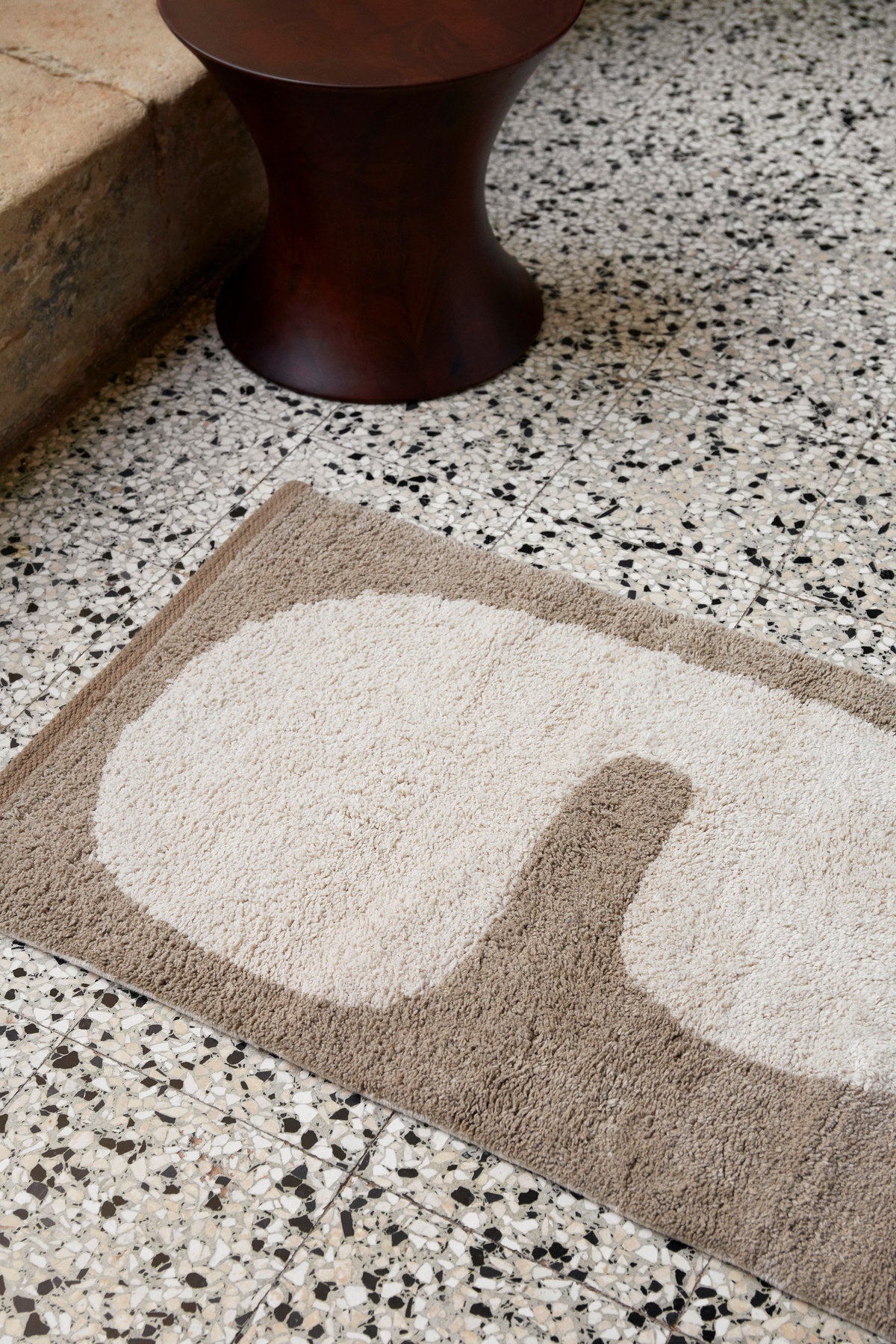 Lay Matte in Dark Taupe/Off-white präsentiert im Onlineshop von KAQTU Design AG. Badematte ist von Ferm Living