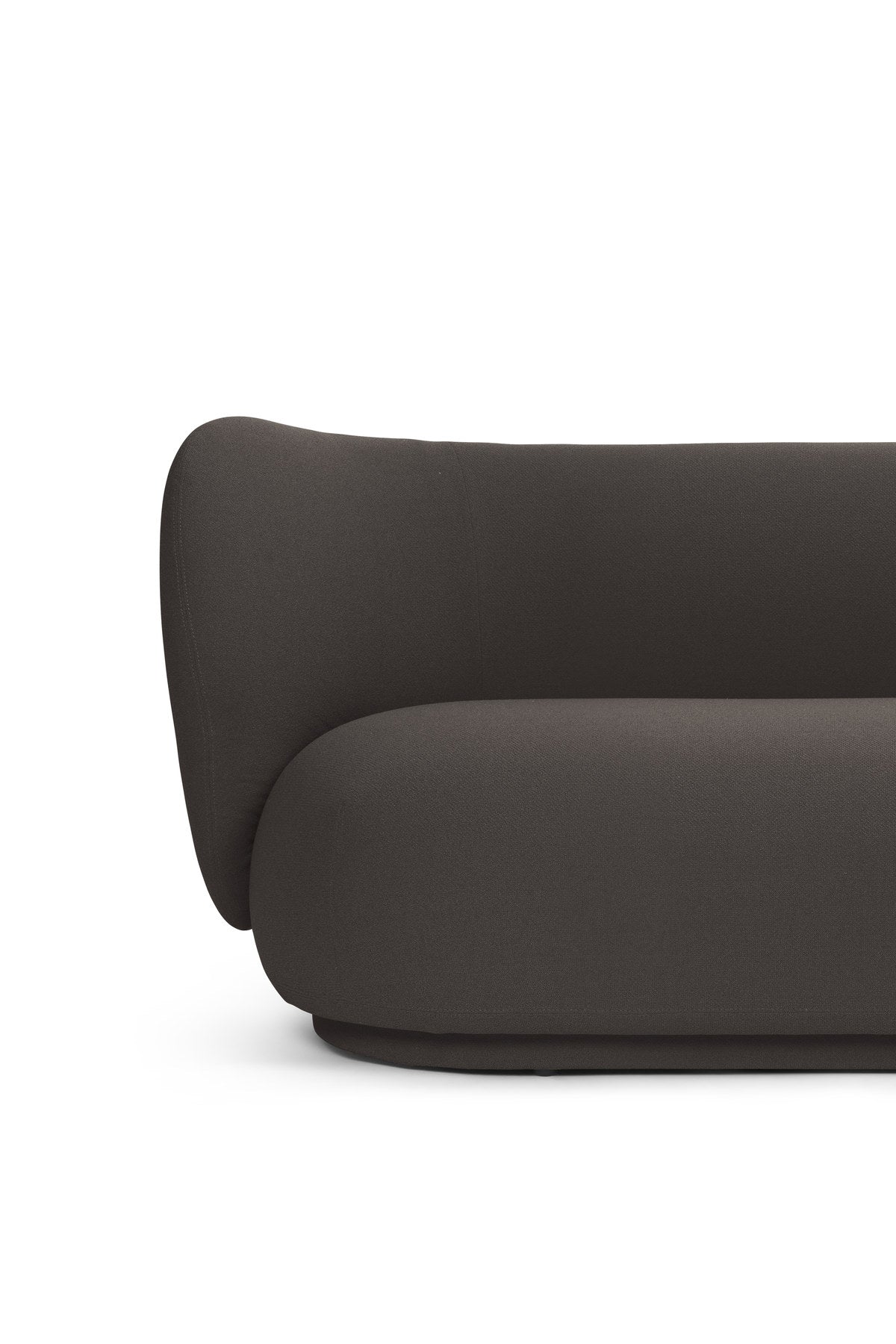 Rico 2er Sofa von Ferm Living mit runder Form, weichen Konturen und Stoffbezug