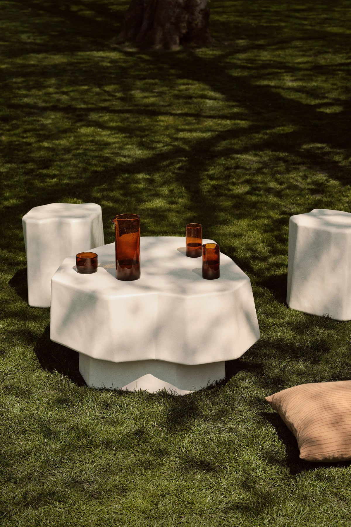 Staffa Hocker in Ivory präsentiert im Onlineshop von KAQTU Design AG. Beistelltisch ist von Ferm Living
