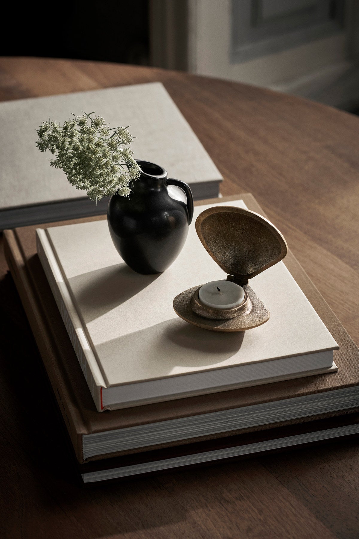 Clam Kerzenständer in Brass präsentiert im Onlineshop von KAQTU Design AG. Kerzenständer ist von Ferm Living