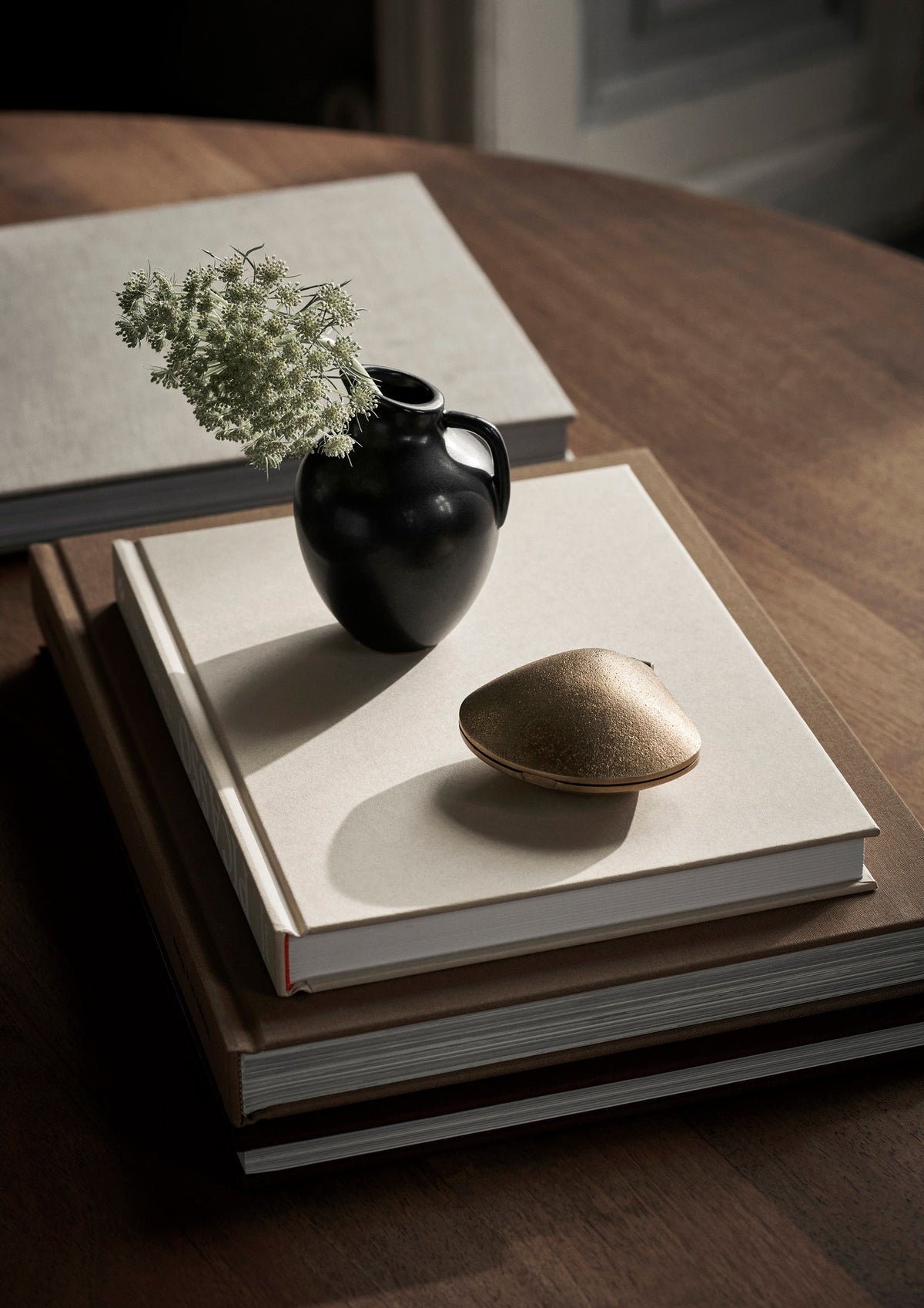 Clam Kerzenständer in Brass präsentiert im Onlineshop von KAQTU Design AG. Kerzenständer ist von Ferm Living