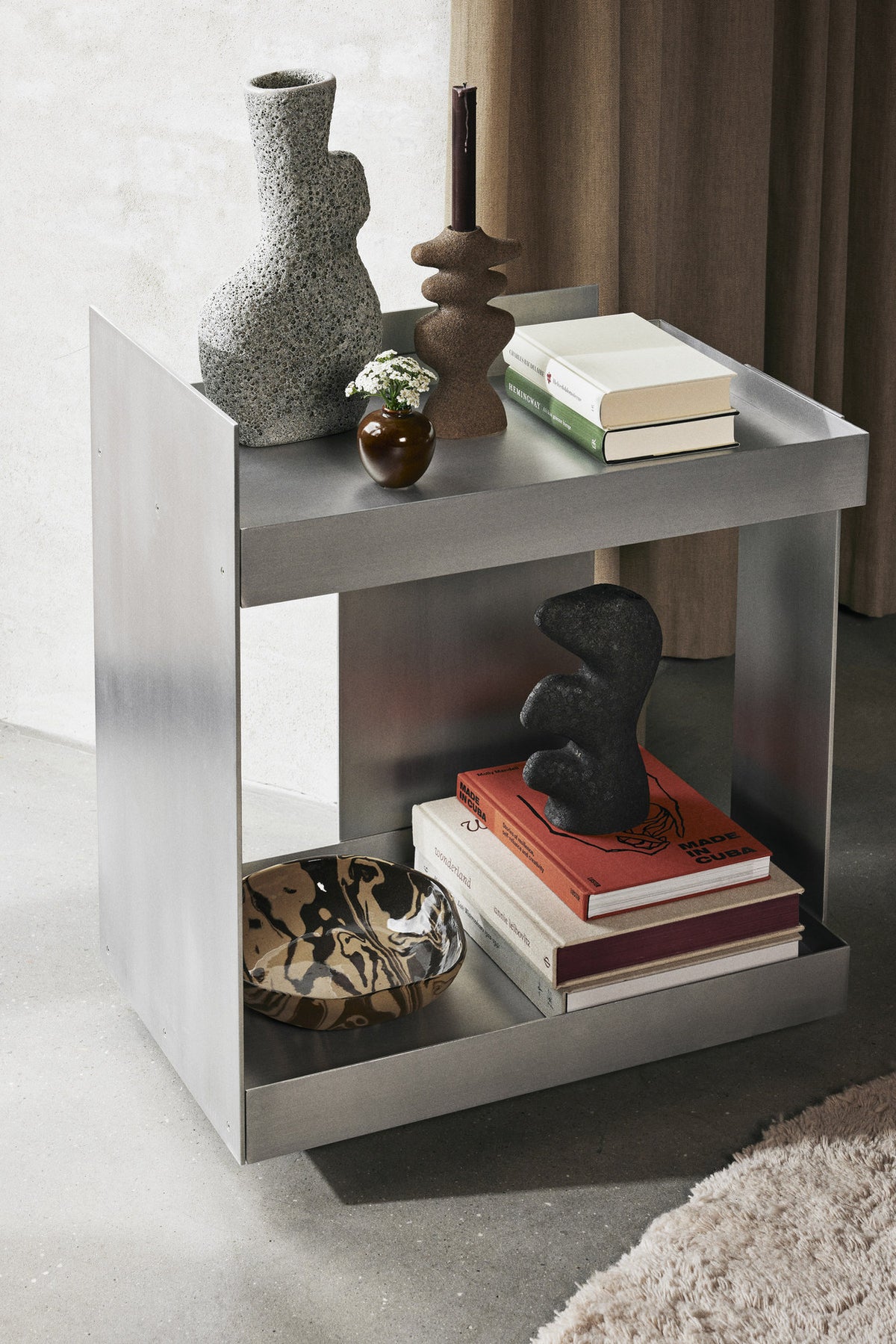 Lager Trolley in Aluminium präsentiert im Onlineshop von KAQTU Design AG. Servierwagen ist von Ferm Living