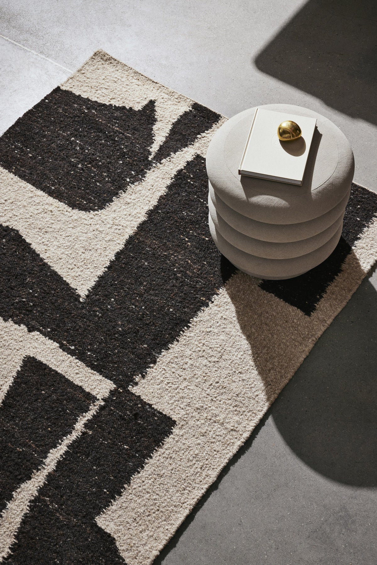 Piece Teppich in Off-white/Coffee präsentiert im Onlineshop von KAQTU Design AG. Teppich ist von Ferm Living