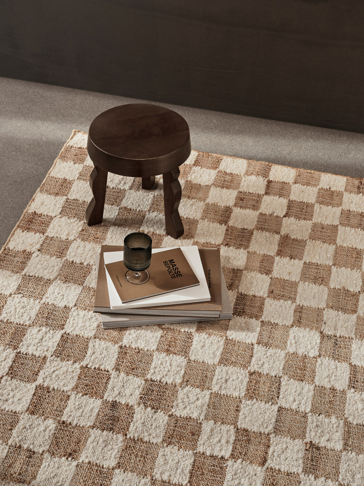 Faye Hocker in Dark Stained Mango präsentiert im Onlineshop von KAQTU Design AG. Hocker ist von Ferm Living