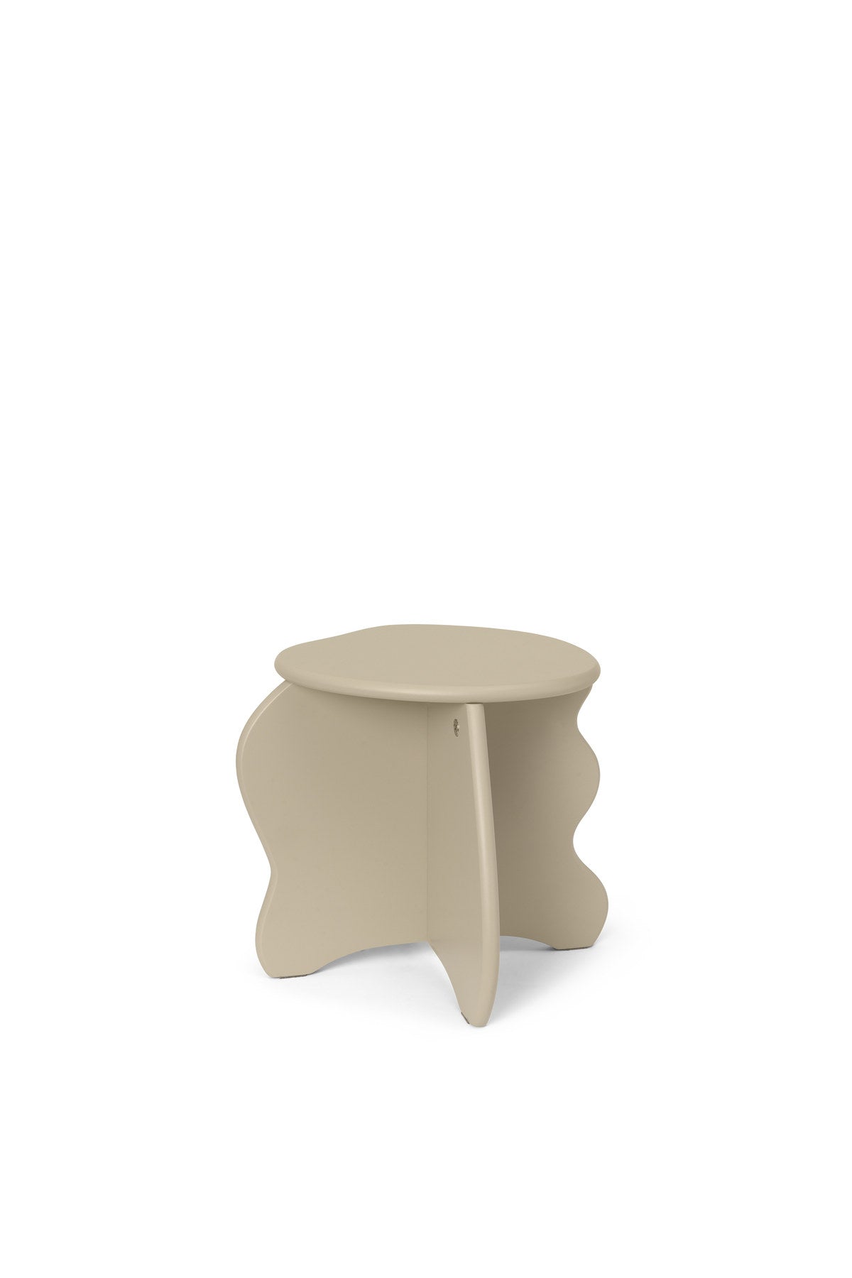 Slope Hocker von Ferm Living aus FSC-zertifiziertem, lackiertem MDF mit geschwungener, wellenförmiger Form, in Cashmere, für das Kinderzimmer