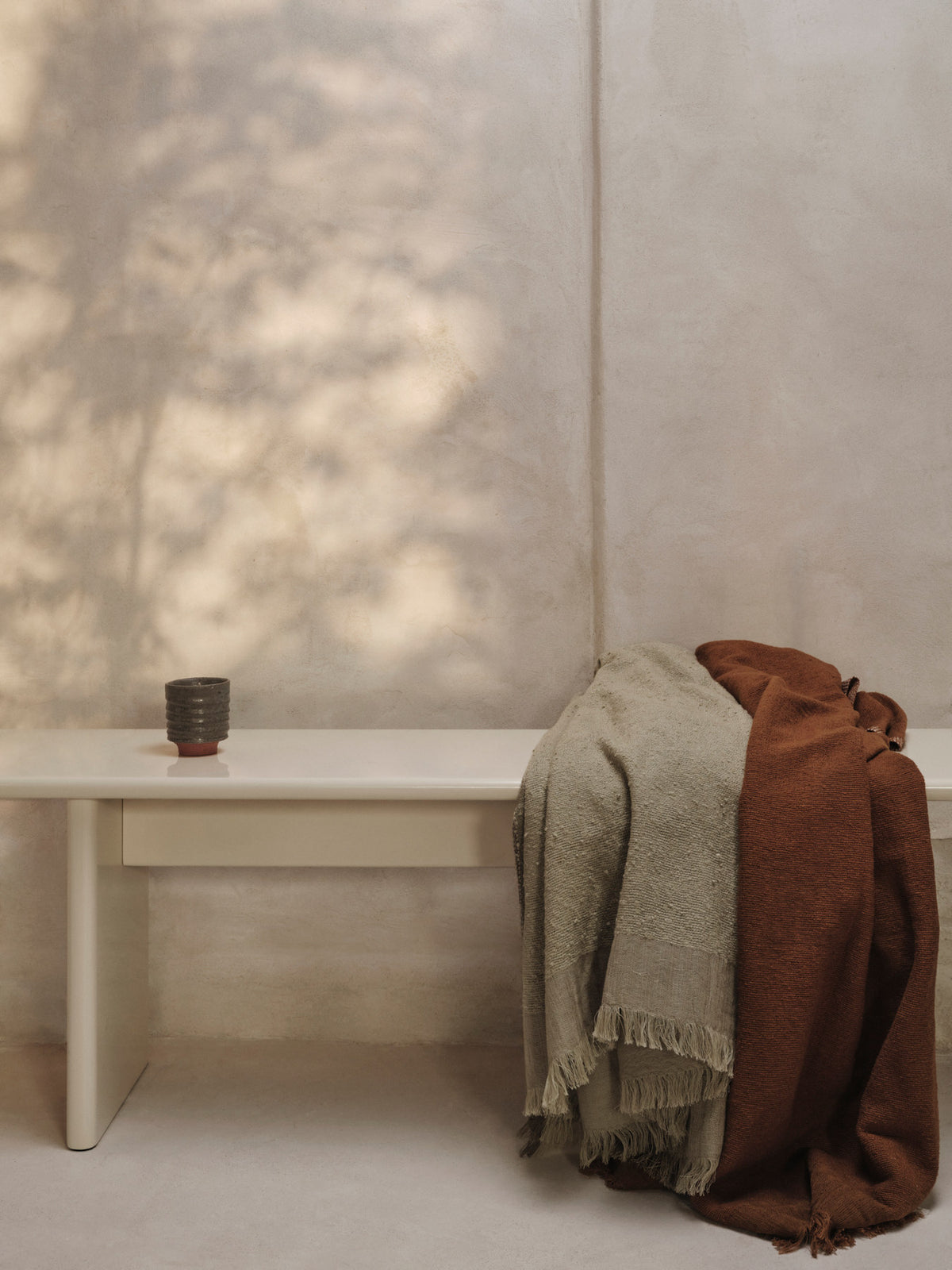 Weaver Throw Decke in Red Brown präsentiert im Onlineshop von KAQTU Design AG. Wolldecke ist von Ferm Living