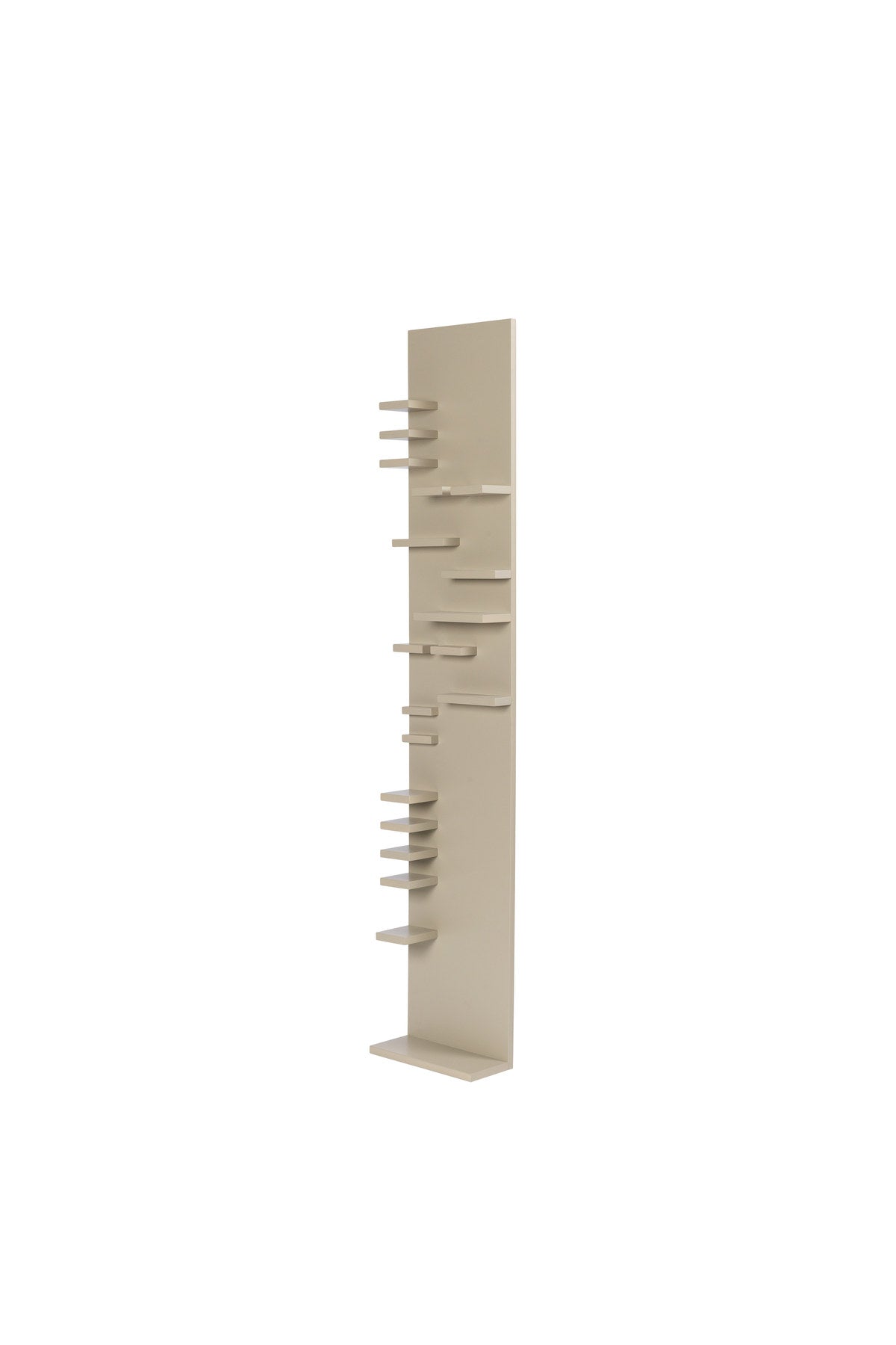 Wandregal Parade 140 cm von Ferm Living in Cashmere, lackiertes FSC-zertifiziertes MDF mit mehreren unterschiedlich tiefen Mini-Regalböden an der Wand montiert.