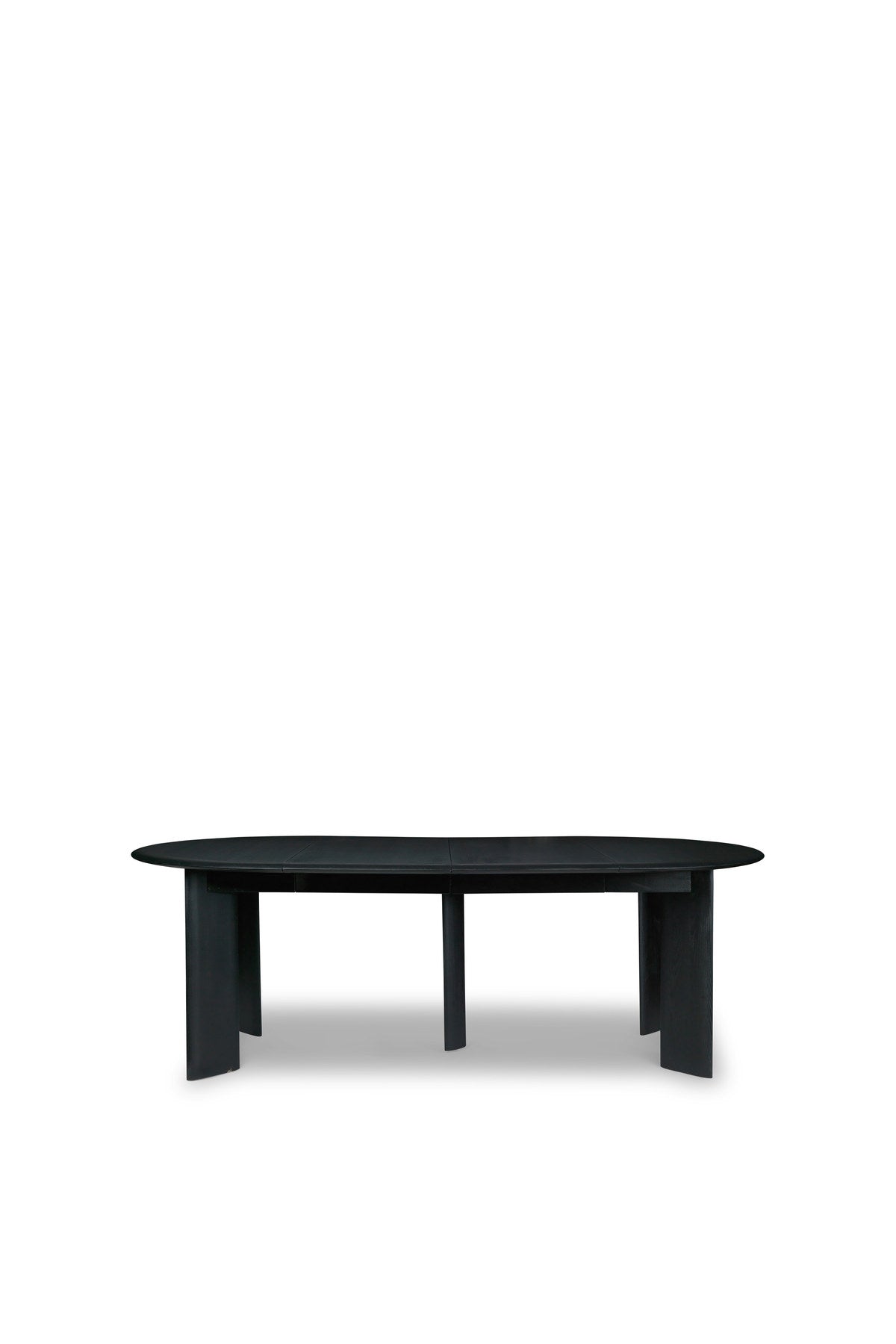 Runder Esstisch Bevel Ausziehtisch x2 von Ferm Living in Weiss, Birke massiv, mit skulpturhaften Beinen und abgerundeten Kanten, Durchmesser 117 cm.