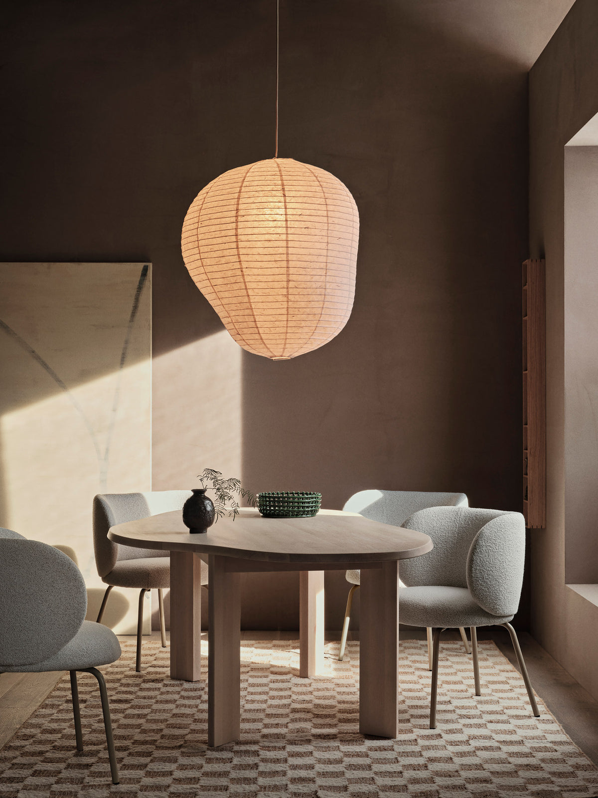 Esstisch Tarn - 220 von Ferm Living aus massiver, geölter Buche mit organischer Tischform und vier breiten, geradlinigen Beinen.