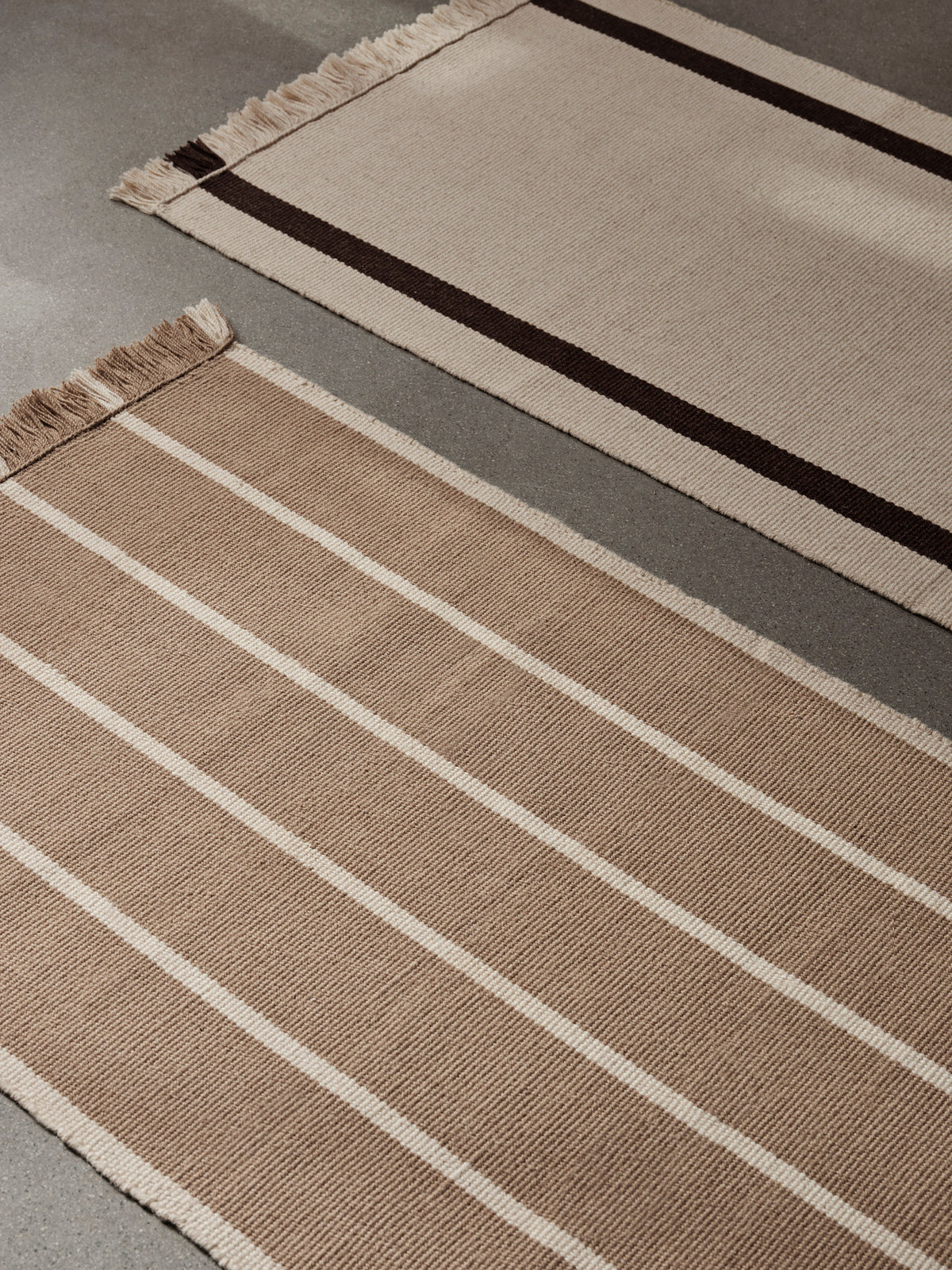 Calm Kelim Mat 50 x 70 in Offwhite/Coffee präsentiert im Onlineshop von KAQTU Design AG. Teppich ist von Ferm Living