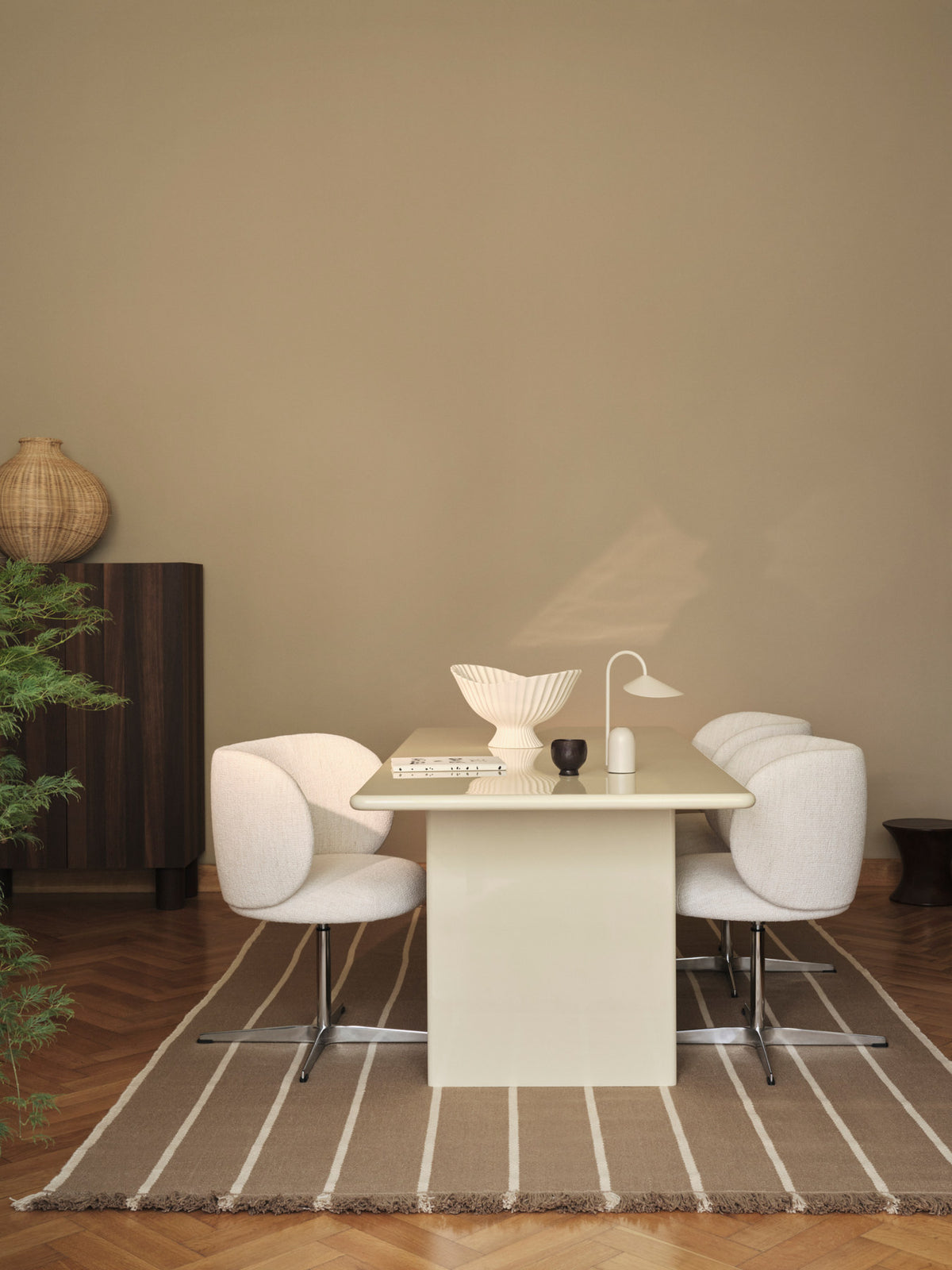 Rechteckiger Kelim Teppich aus 100% Wolle in Dark Sand und Offwhite, handgewebt mit grober, strukturierter Oberfläche, liegend fotografiert.