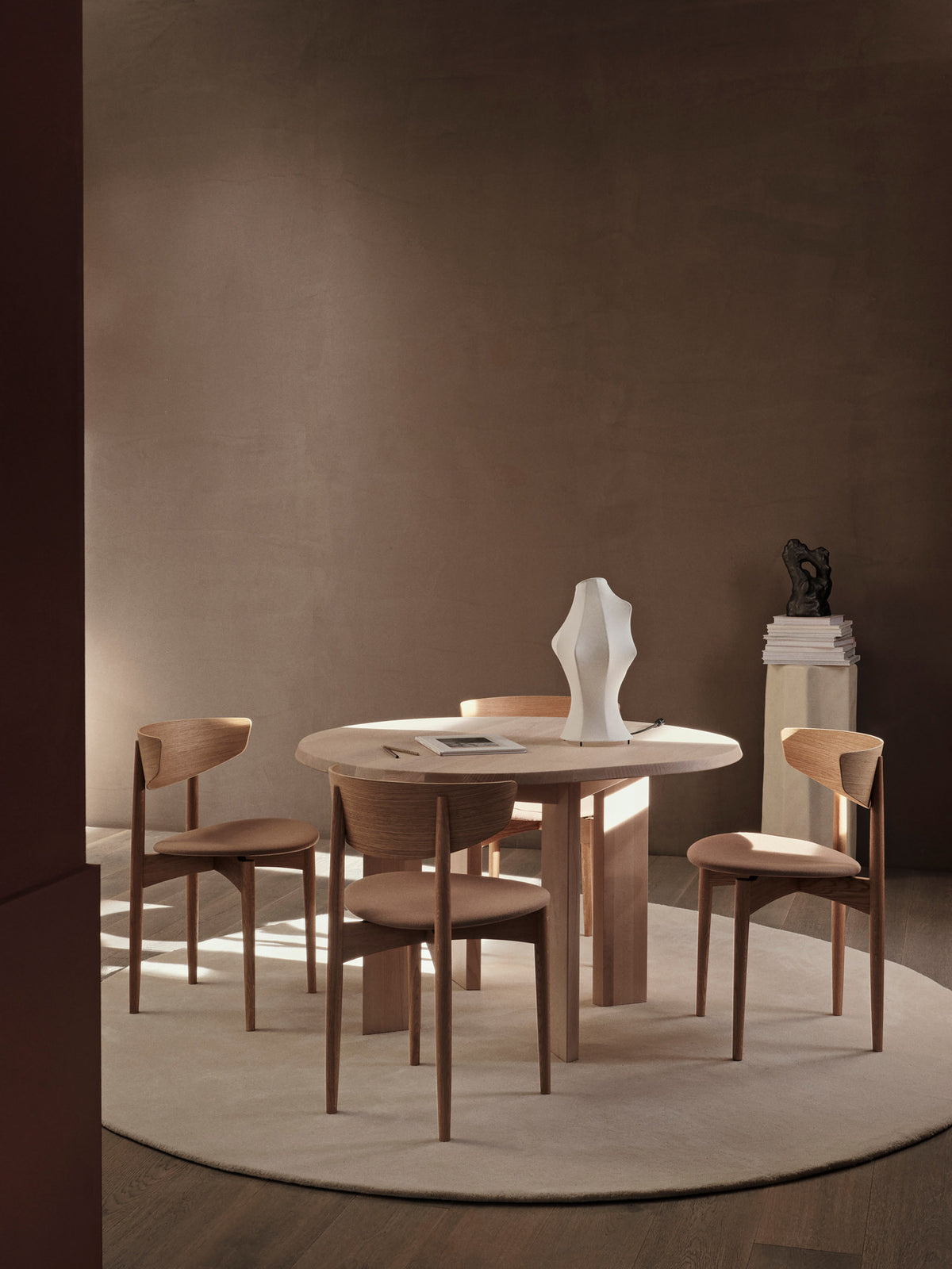 Rechteckiger Stille Tufted-Teppich von Ferm Living in Dunkel Pecan, Vorderseite aus getufteter Wolle, Rückseite aus Baumwolle.