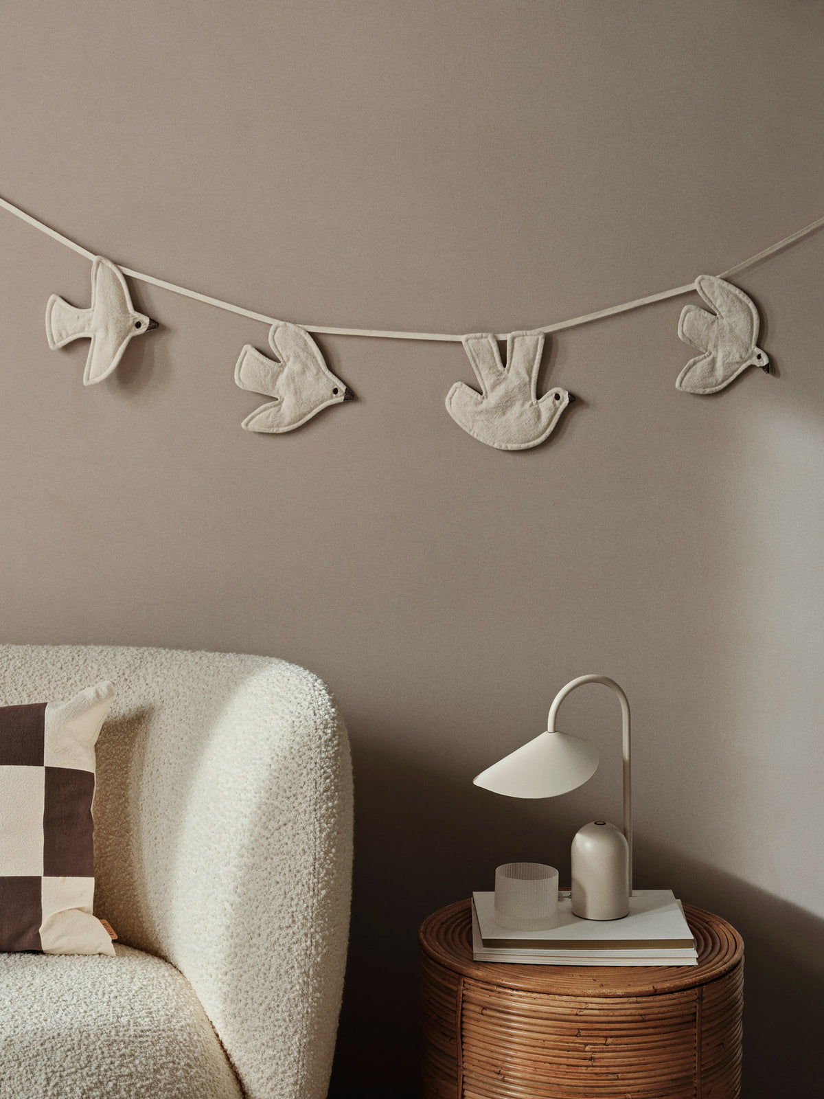Swif Bird Garland in Undyed präsentiert im Onlineshop von KAQTU Design AG. Objekte Kids ist von Ferm Living