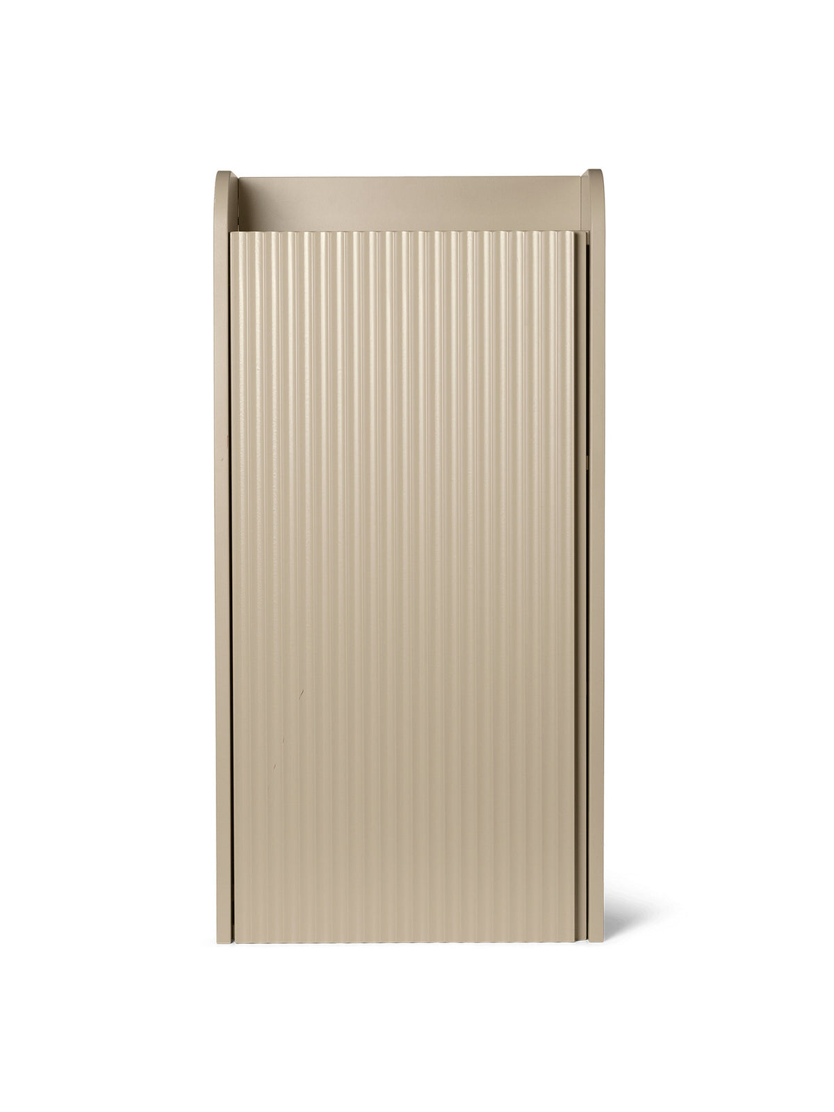 Sill Wandschrank von Ferm Living in Cashmere, lackiertes VMDF mit geschnitzten Türen, rechteckige Form, Wandmontage sichtbar
