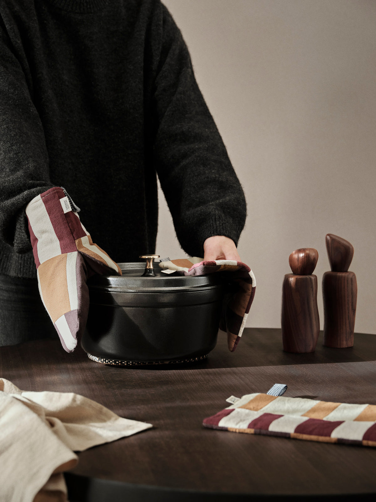 Section Pot Holder Set of 2 in Patchwork präsentiert im Onlineshop von KAQTU Design AG. Küchentuch ist von Ferm Living