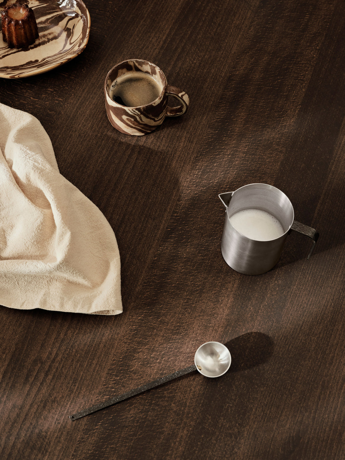 Ryu Becher von Ferm Living aus geschichtetem Steinzeug mit transparenter Glasur in Sand/Brown, Tasse mit individuellem Muster aus der Sekki-Serie