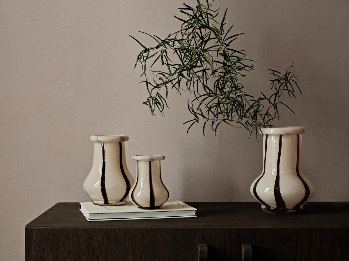 Riban Vase H15 in Cream präsentiert im Onlineshop von KAQTU Design AG. Vase ist von Ferm Living