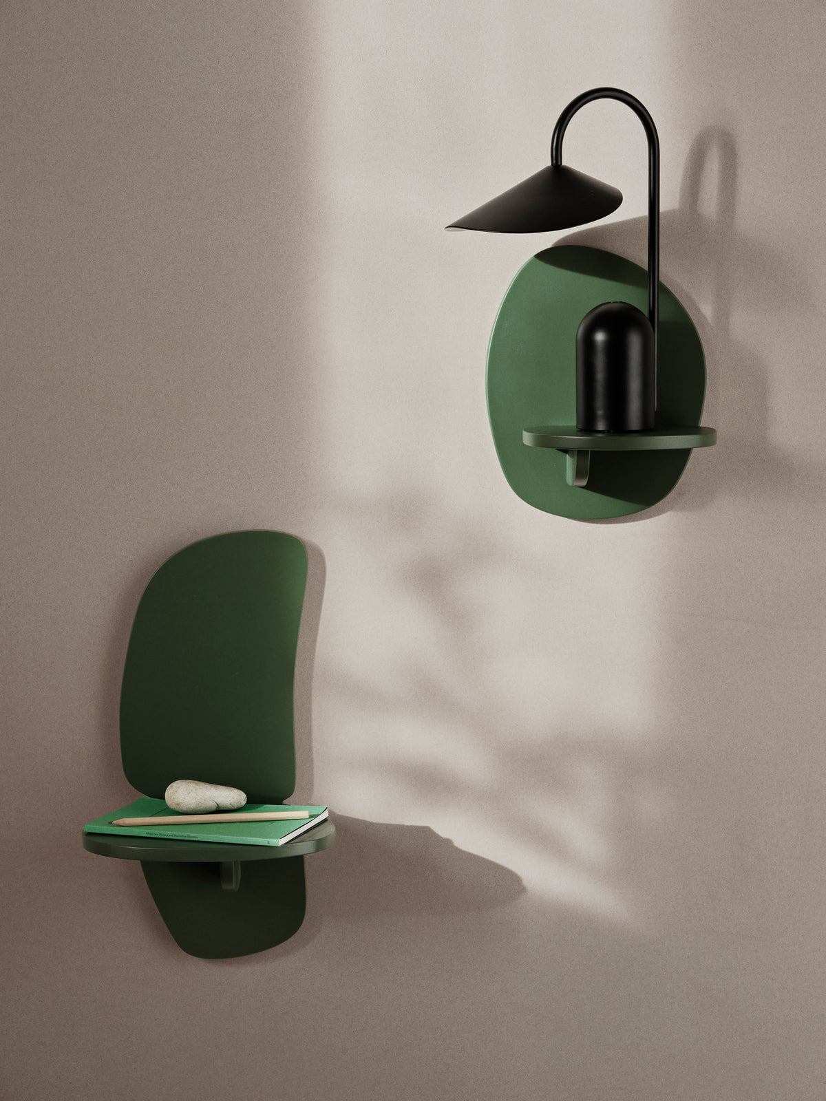 Pilu Regal H25 in Verdant Green präsentiert im Onlineshop von KAQTU Design AG. Wandregal ist von Ferm Living