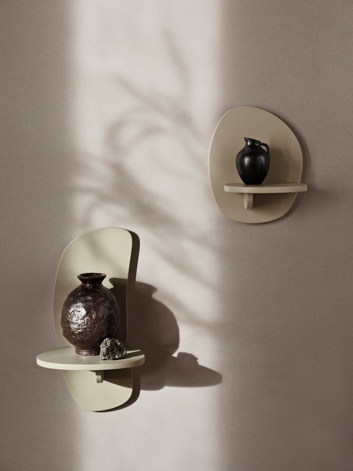 Pilu Regal H40 in Cashmere präsentiert im Onlineshop von KAQTU Design AG. Wandregal ist von Ferm Living