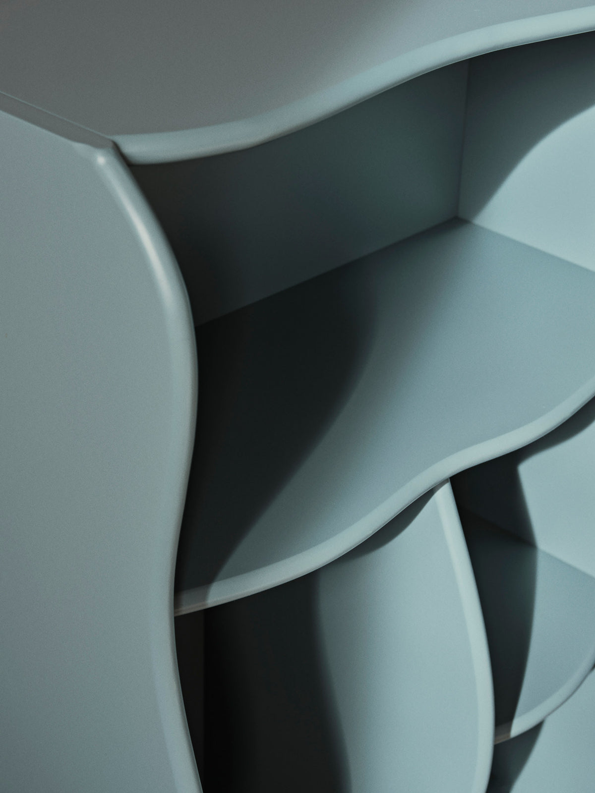Slope Bücherregal in Storm präsentiert im Onlineshop von KAQTU Design AG. Bücherregal ist von Ferm Living
