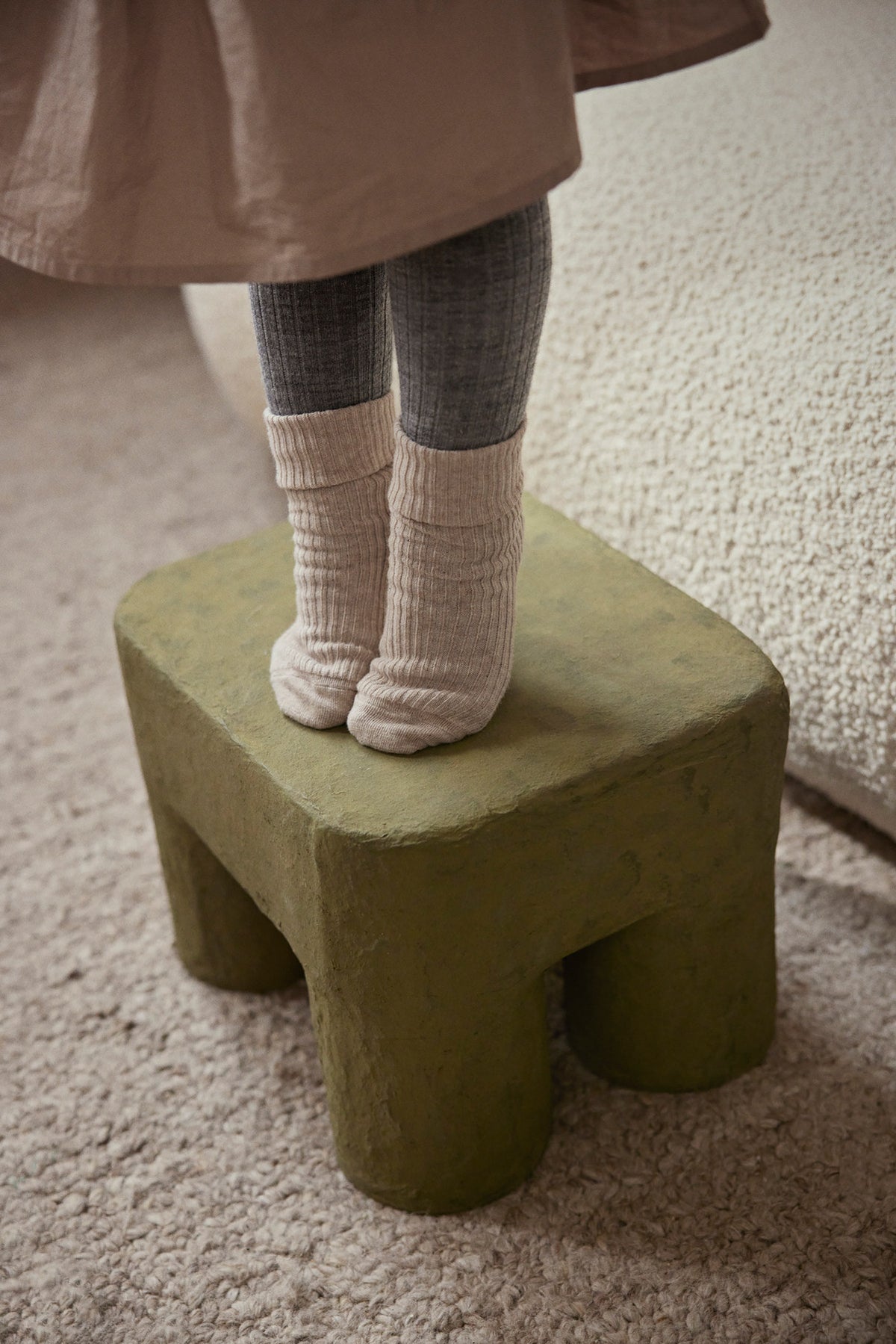 Podo Hocker in Khaki präsentiert im Onlineshop von KAQTU Design AG. Hocker ist von Ferm Living