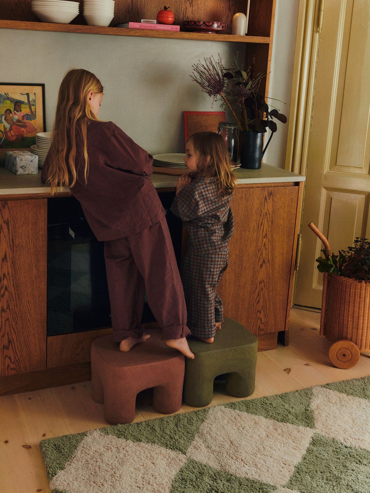 Podo Hocker in Khaki präsentiert im Onlineshop von KAQTU Design AG. Hocker ist von Ferm Living