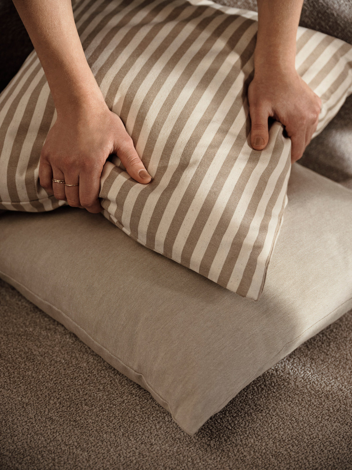 Strand Outdoor Kissen in Sand präsentiert im Onlineshop von KAQTU Design AG. Gartenkissen ist von Ferm Living