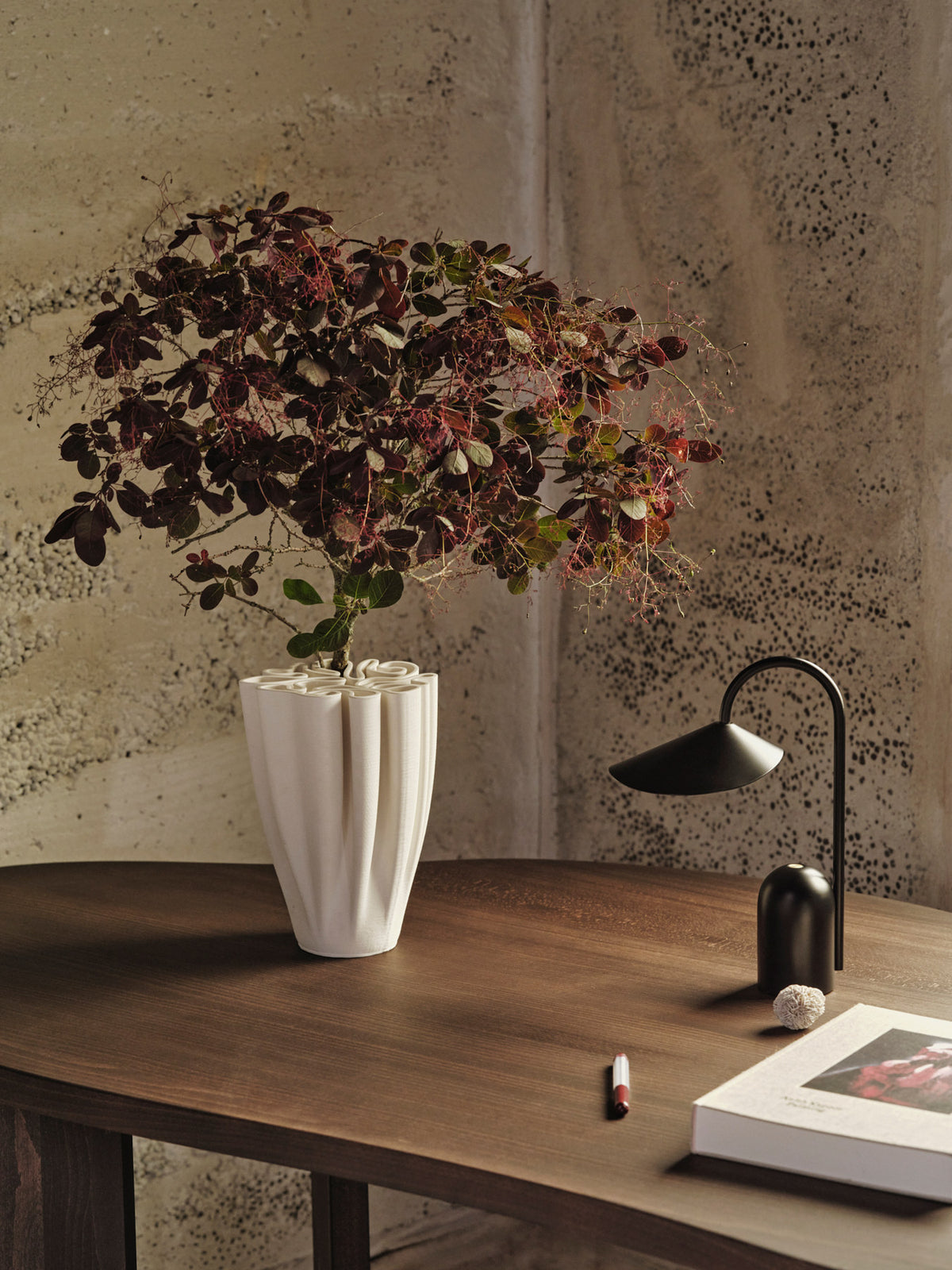 Arum portable Tischleuchte in Black präsentiert im Onlineshop von KAQTU Design AG. Tischleuchte ist von Ferm Living