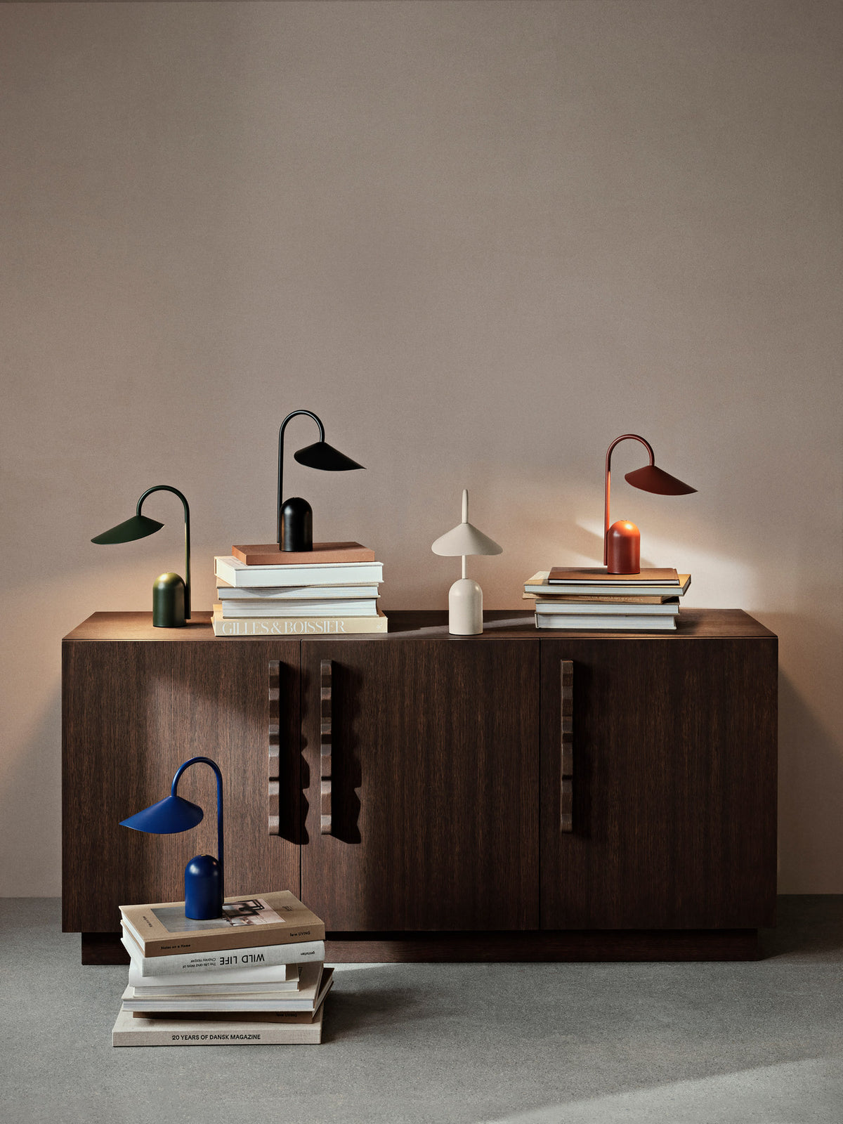 Arum portable Tischleuchte in Oxide Red präsentiert im Onlineshop von KAQTU Design AG. Tischleuchte ist von Ferm Living