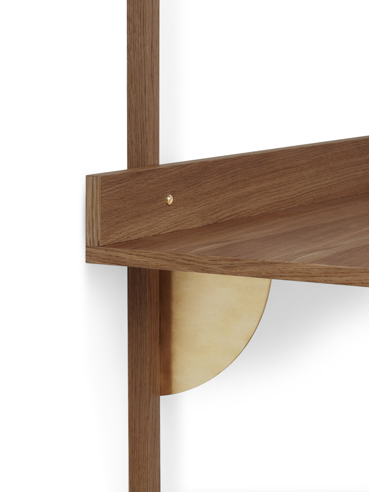 Sector Schreibtisch von Ferm Living mit Platte aus geräuchertem Eichenfurnier, Profilen aus massiver Eiche und Halterungen aus Messing.