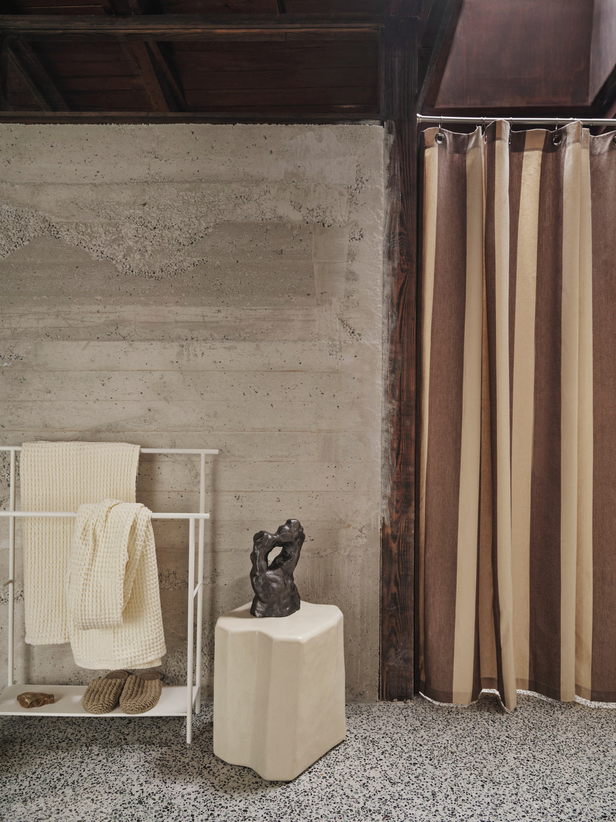 Chambray Duschvorhang in Carob Brown/Parchment präsentiert im Onlineshop von KAQTU Design AG. Duschvorhang ist von Ferm Living