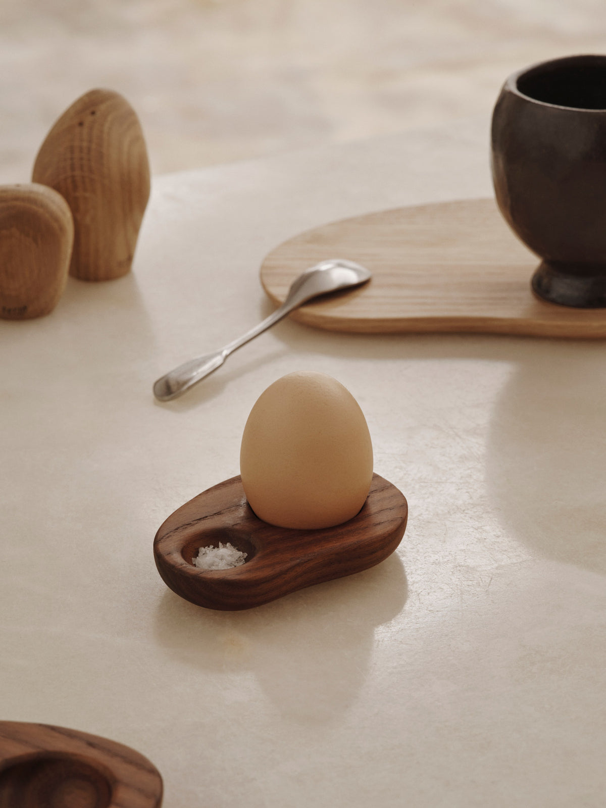 Cairn Eierbecher Set of 2 in Dark Brown präsentiert im Onlineshop von KAQTU Design AG. Eierbecher ist von Ferm Living