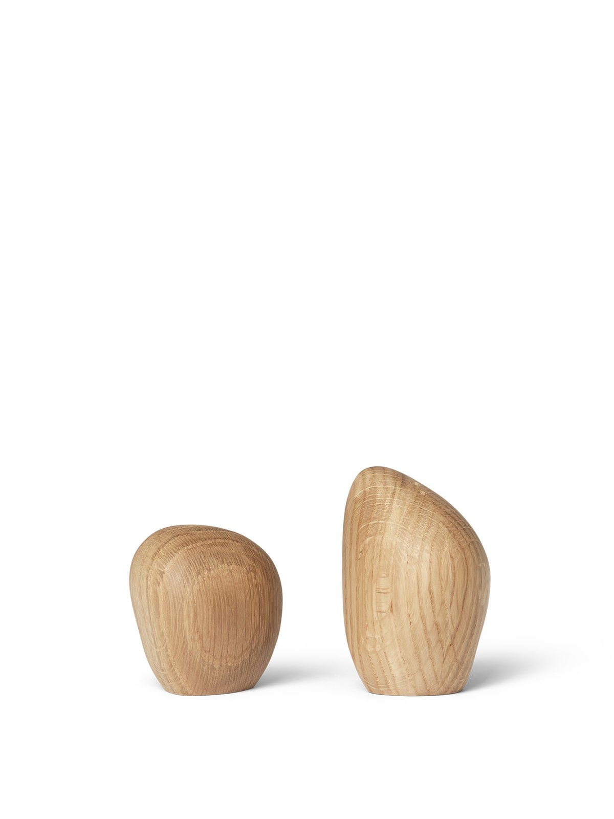 Cairn Salt and Pepper Shakers Set of 2 in Oak präsentiert im Onlineshop von KAQTU Design AG. Salz & Pfeffer ist von Ferm Living