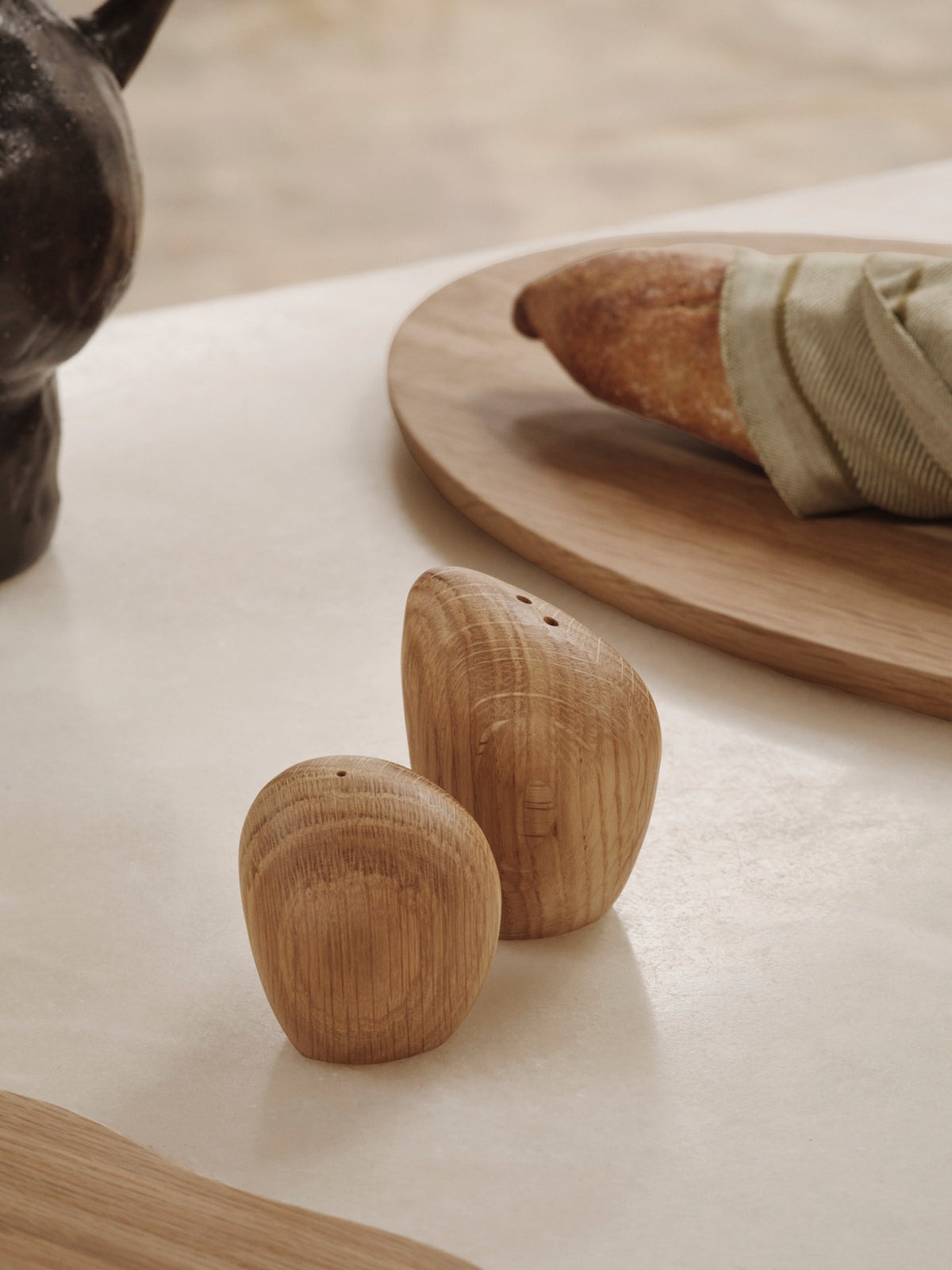 Cairn Salt and Pepper Shakers Set of 2 in Oak präsentiert im Onlineshop von KAQTU Design AG. Salz & Pfeffer ist von Ferm Living