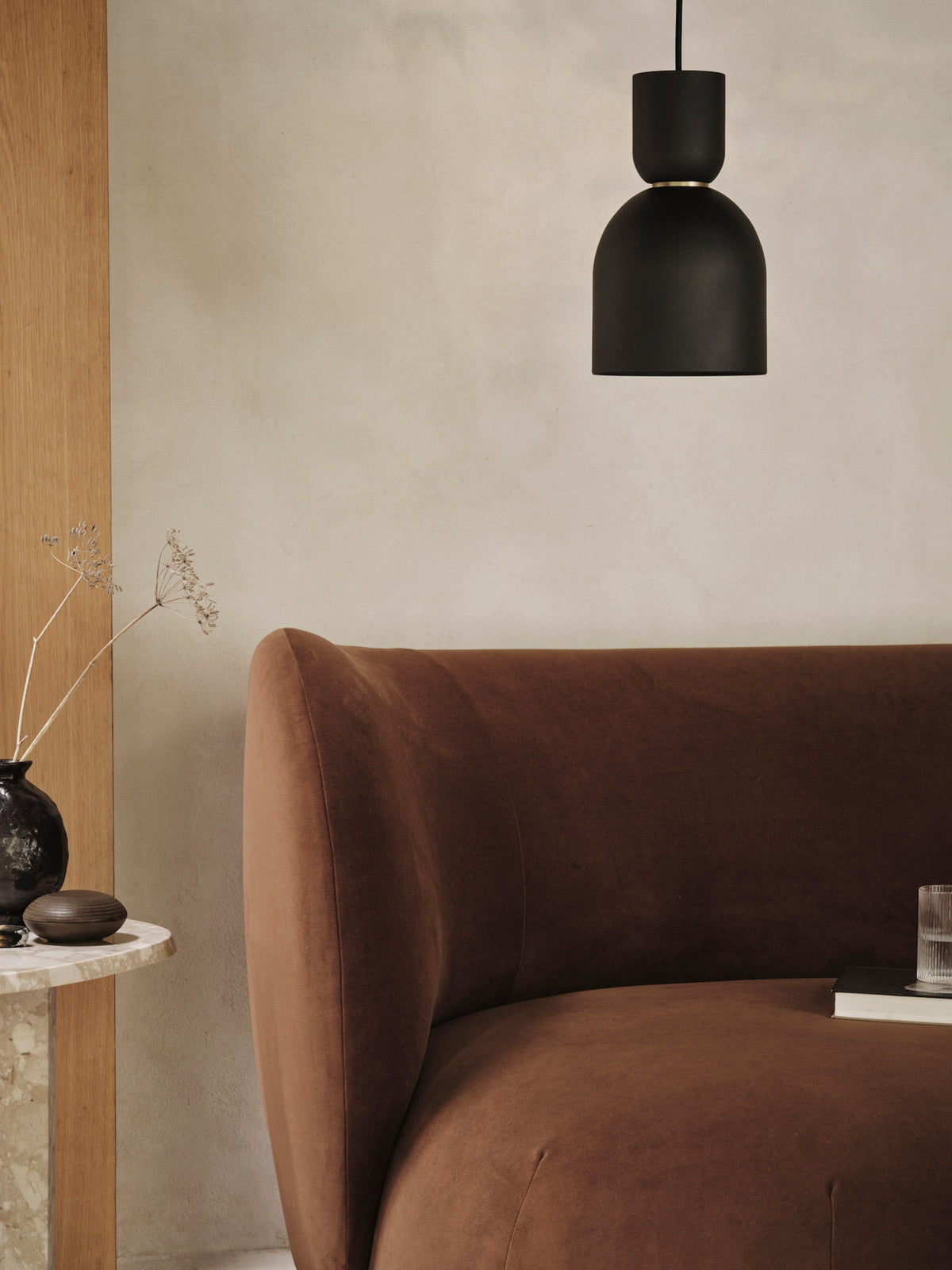 Collect Pendellampe Bell in Black präsentiert im Onlineshop von KAQTU Design AG. Pendelleuchte ist von Ferm Living