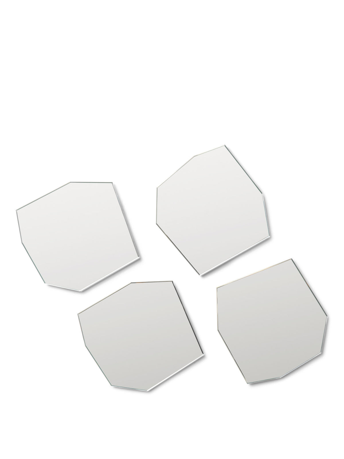 Shard Coasters Set of 4 in Mirror präsentiert im Onlineshop von KAQTU Design AG. Küchenhelfer ist von Ferm Living