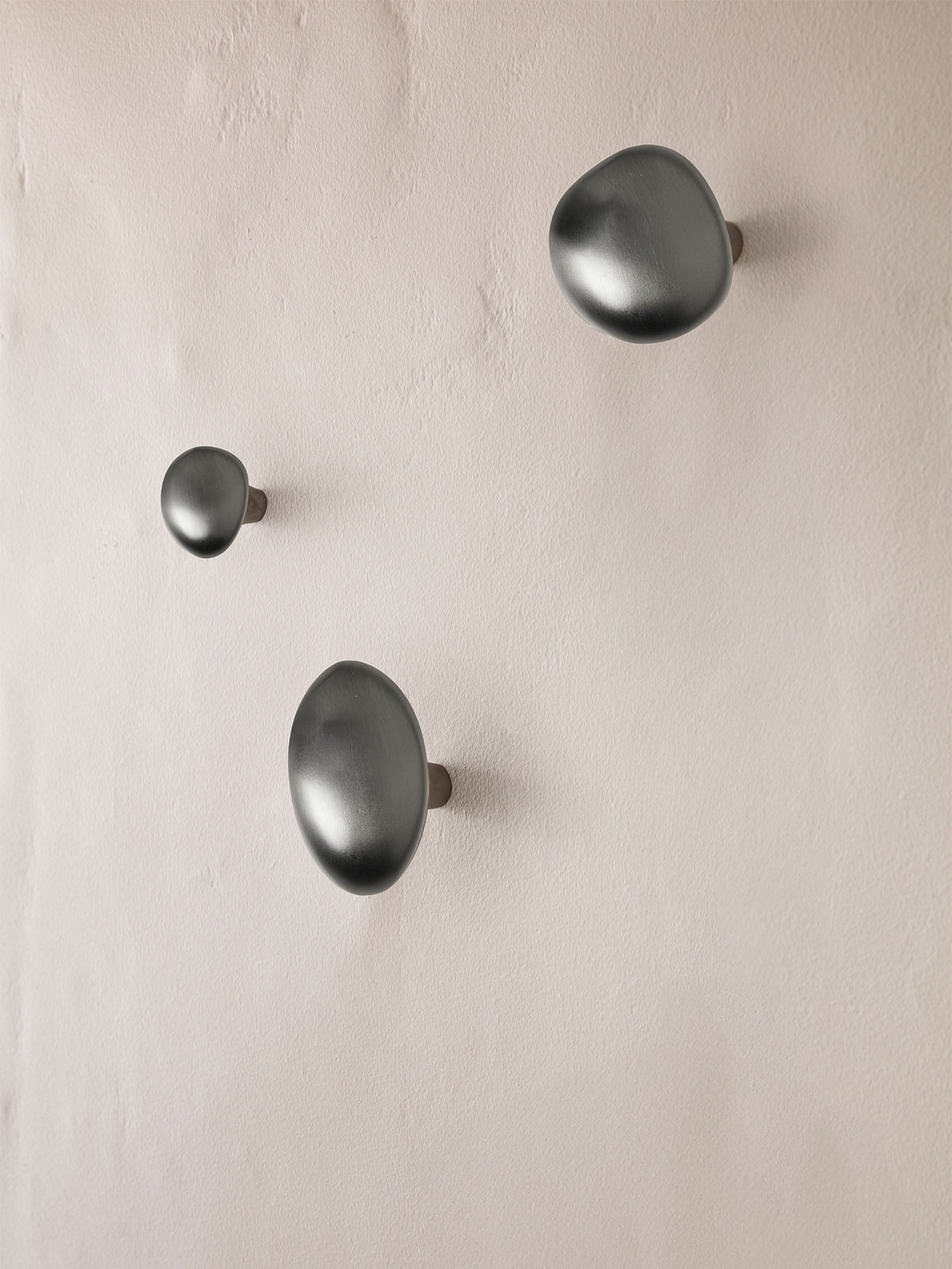Chanterelle Haken in Black Brass präsentiert im Onlineshop von KAQTU Design AG. Kleiderhaken ist von Ferm Living